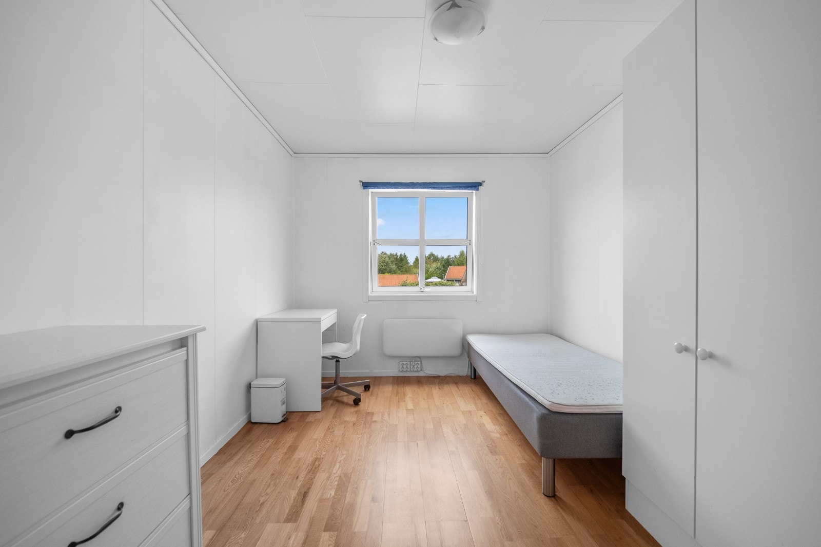 Det er tre gode soverom i leiligheten, og alle har store sprossevinduer. Galleribilde