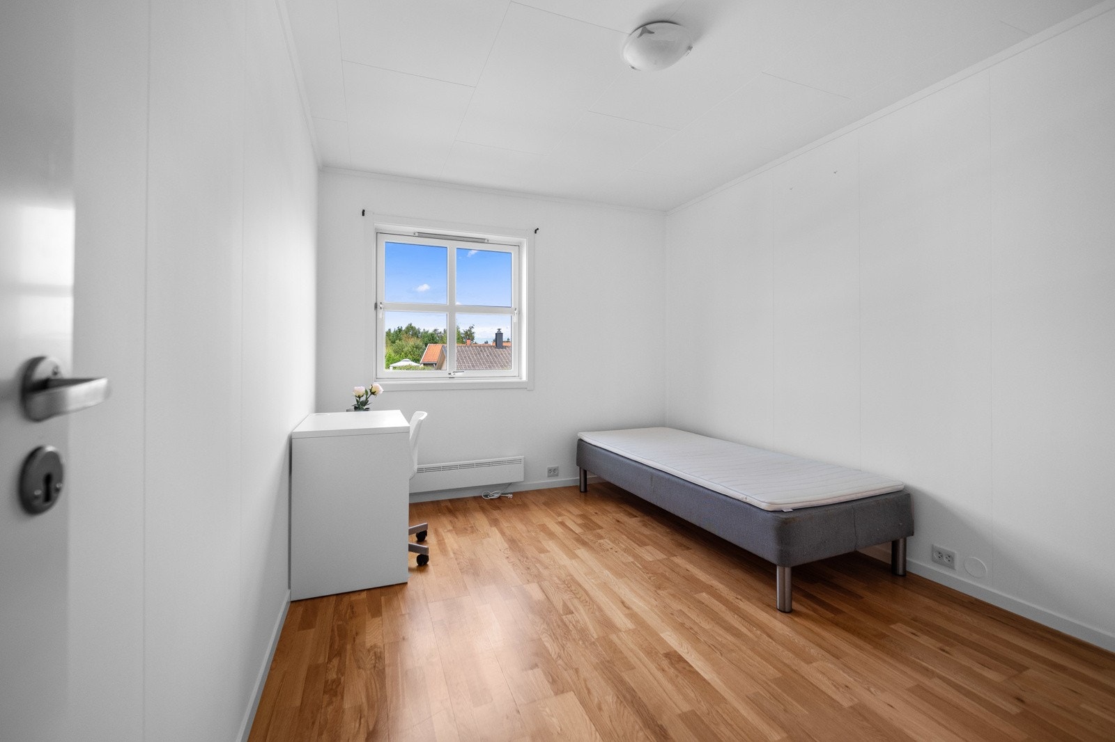 På soverommene er det fin plass til en queen-size seng og tilhørende møblement. Galleribilde