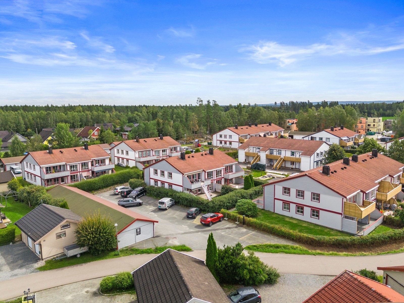 Eiendommen har en barnevennlig, naturnær og meget etterspurt beliggenhet. Galleribilde