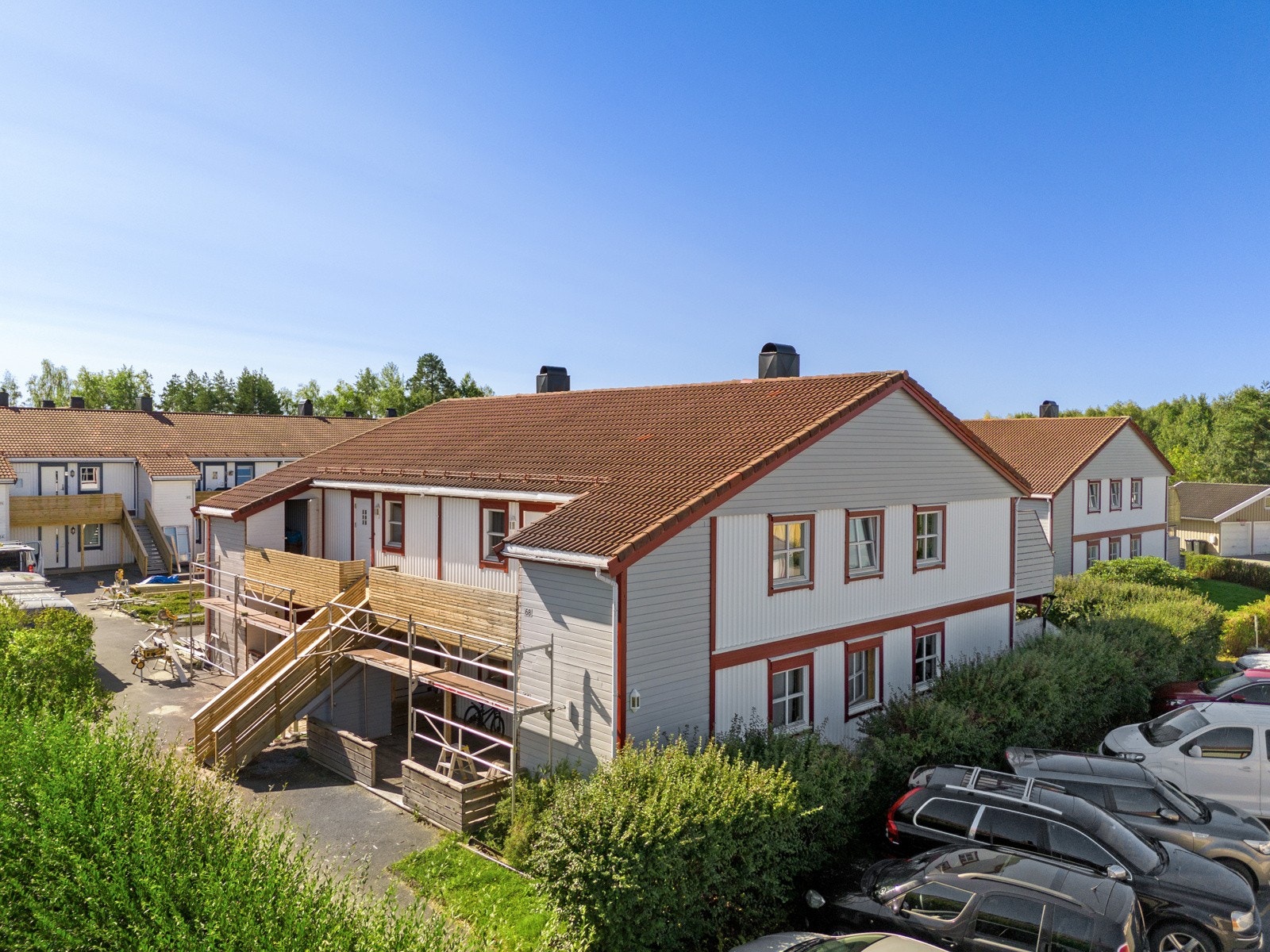 Leiligheten ligger i 2. etasje, og har adkomst via en utvendig tretrapp som rehabiliteres i disse dager. Galleribilde