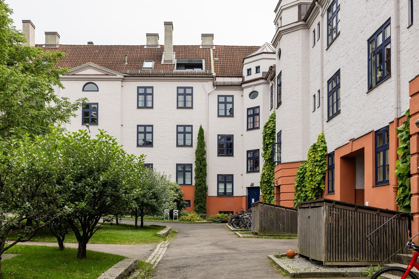 Nydelig og klassisk 2-roms med separat kjøkken beliggende i et etterspurt boligområde rett ved Torshovparken Galleribilde