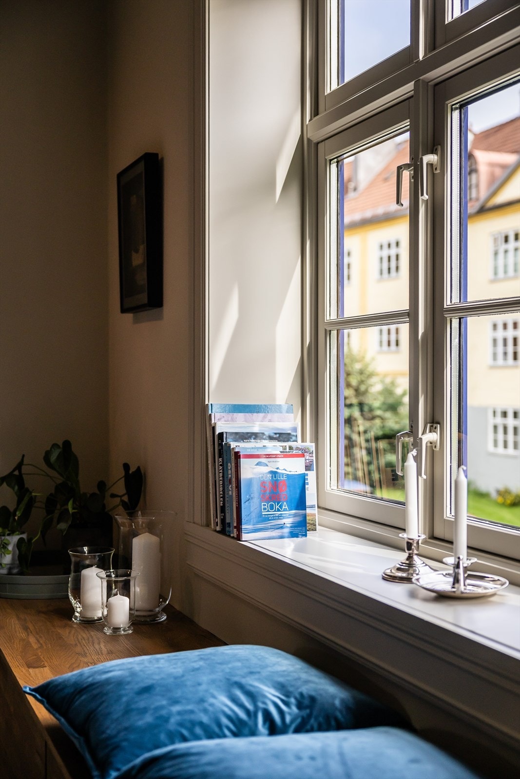 Hyggelig plassbygget benk ved vinduet som gir ekstra oppbevaringsmuligheter Galleribilde