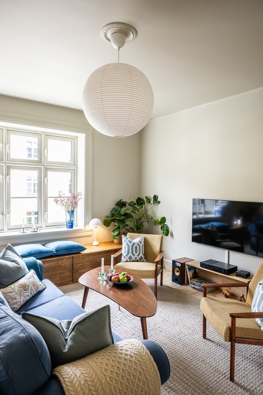 Vakker og romslig stue hvor det er god plass til sofa og TV-møblement Galleribilde