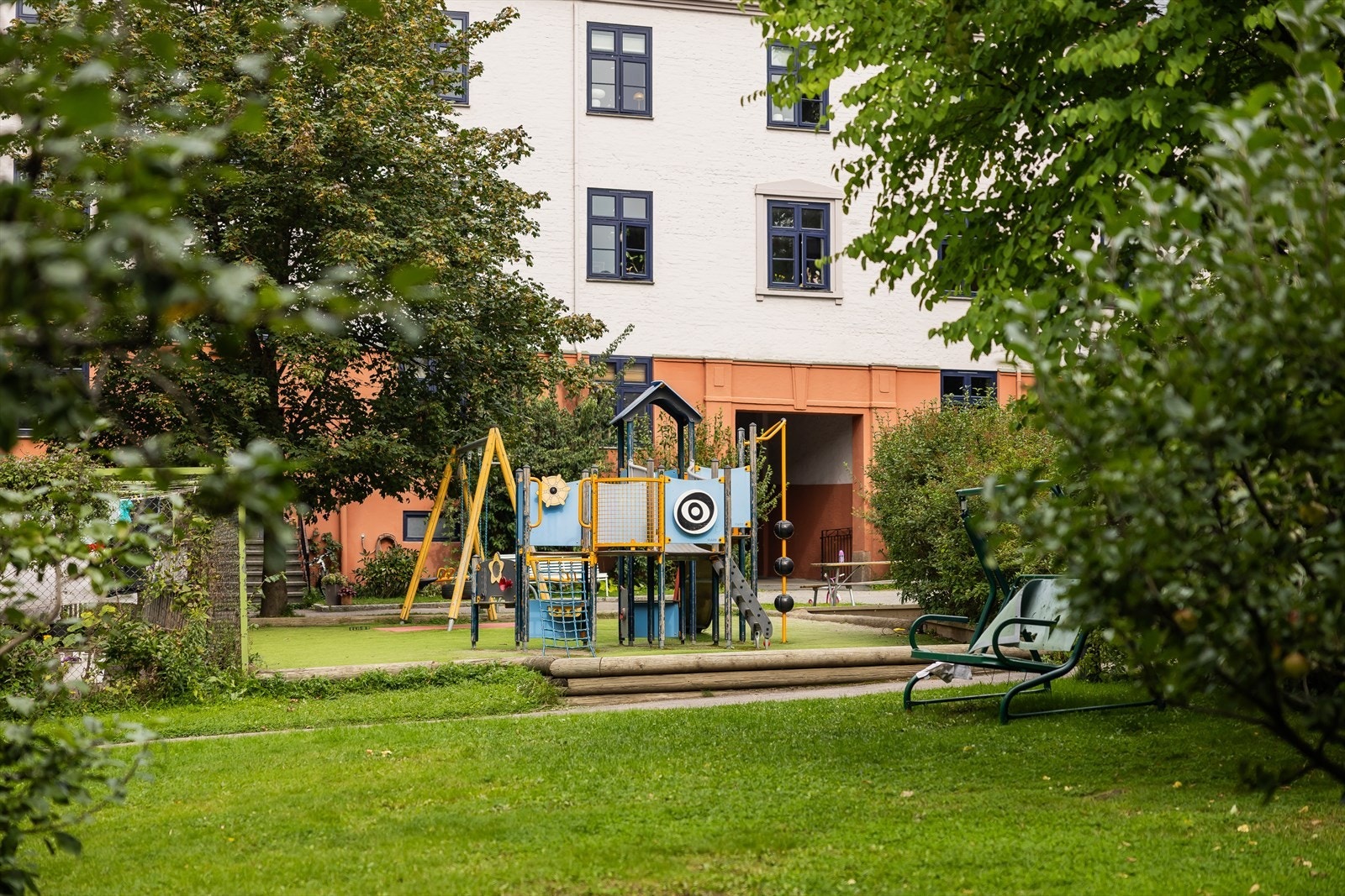 Borettslaget omkranses av nydelige og pent opparbeidede fellesarealer til glede for beboere i alle aldre. Galleribilde