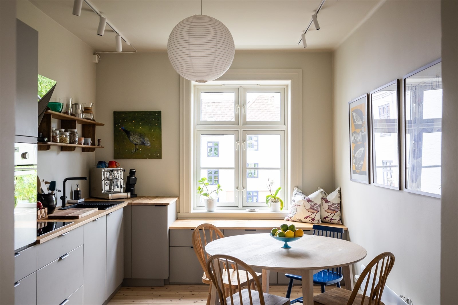 Leiligheten har en fin belysning hvor det er montert spotskinner i stue og på kjøkken Galleribilde