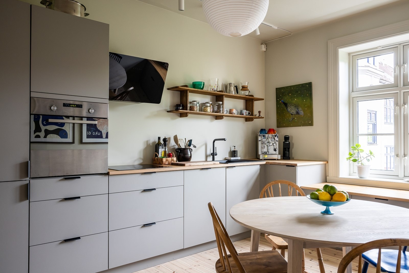 Lekkert kjøkken hvor det er godt med benk -og skapplass Galleribilde