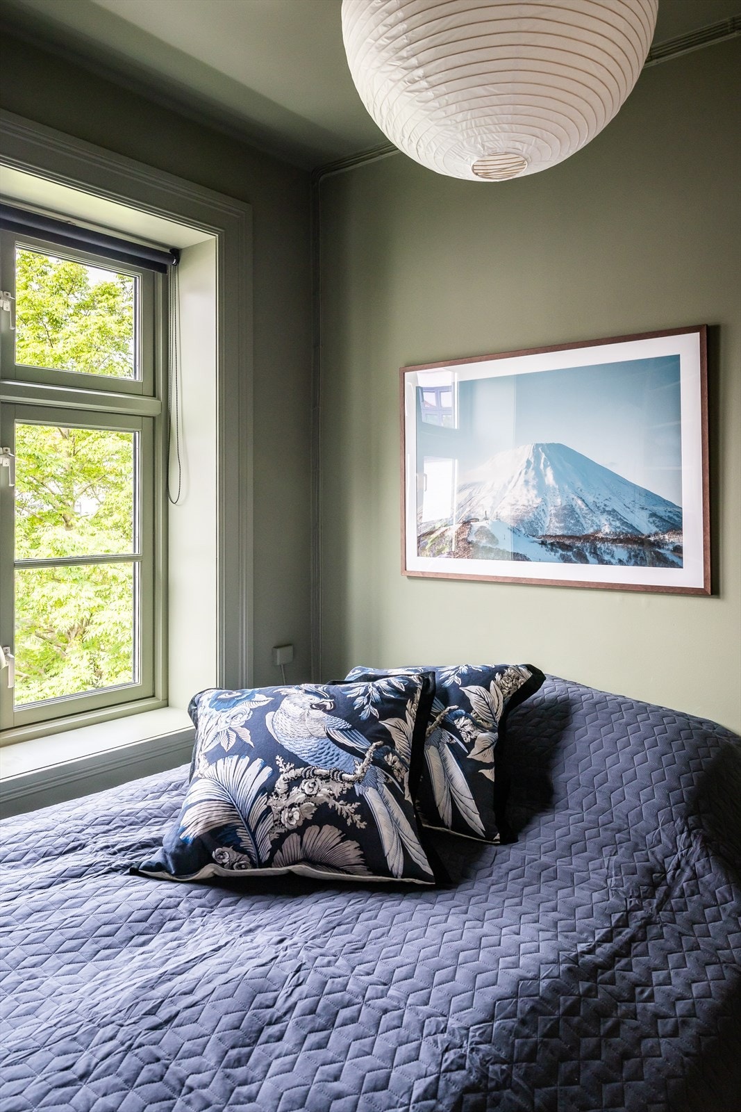 Rommet er malt i en dyp og delikat grønnfarge Galleribilde