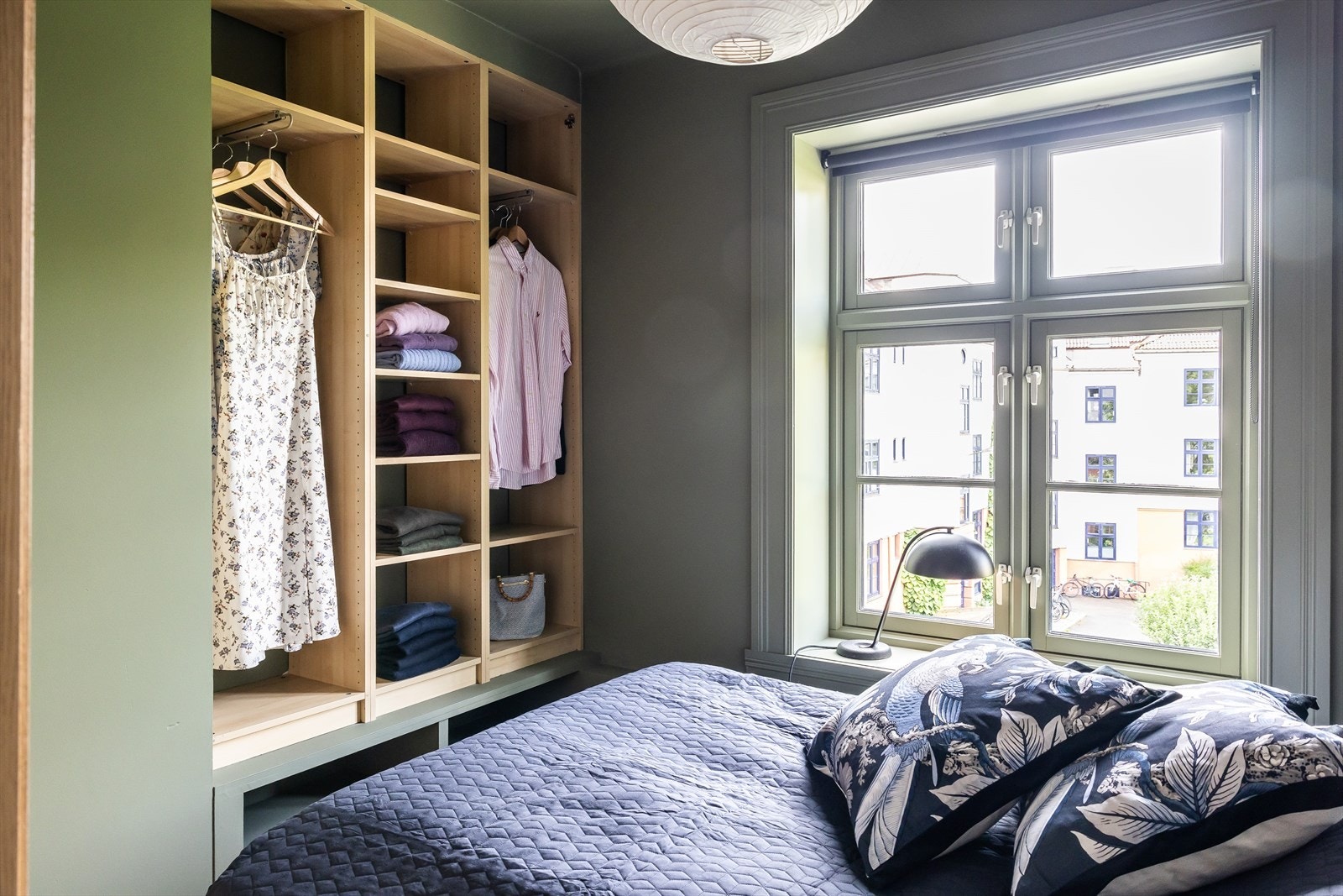 Lunt og koselig soverom som vender ut mot rolig bakgård. Galleribilde