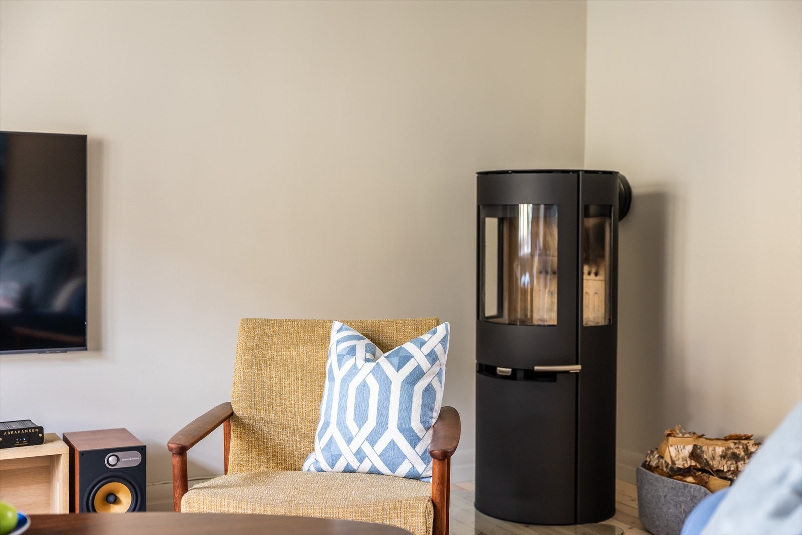 I hjørnet av stuen står en pen og moderne peisovn som gir ekstra varme på kaldere dager Galleribilde