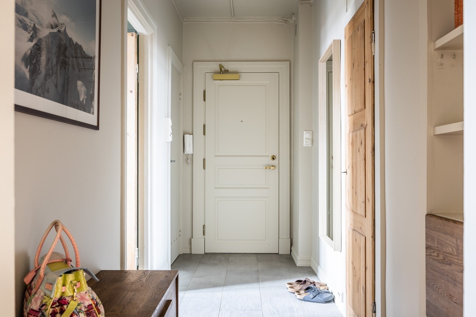 Romslig gang hvor det er god plass til å henge fra seg yttertøy og sette fra seg sko. Ekstra oppbevaringsmuligheter i kott ved entréen Galleribilde