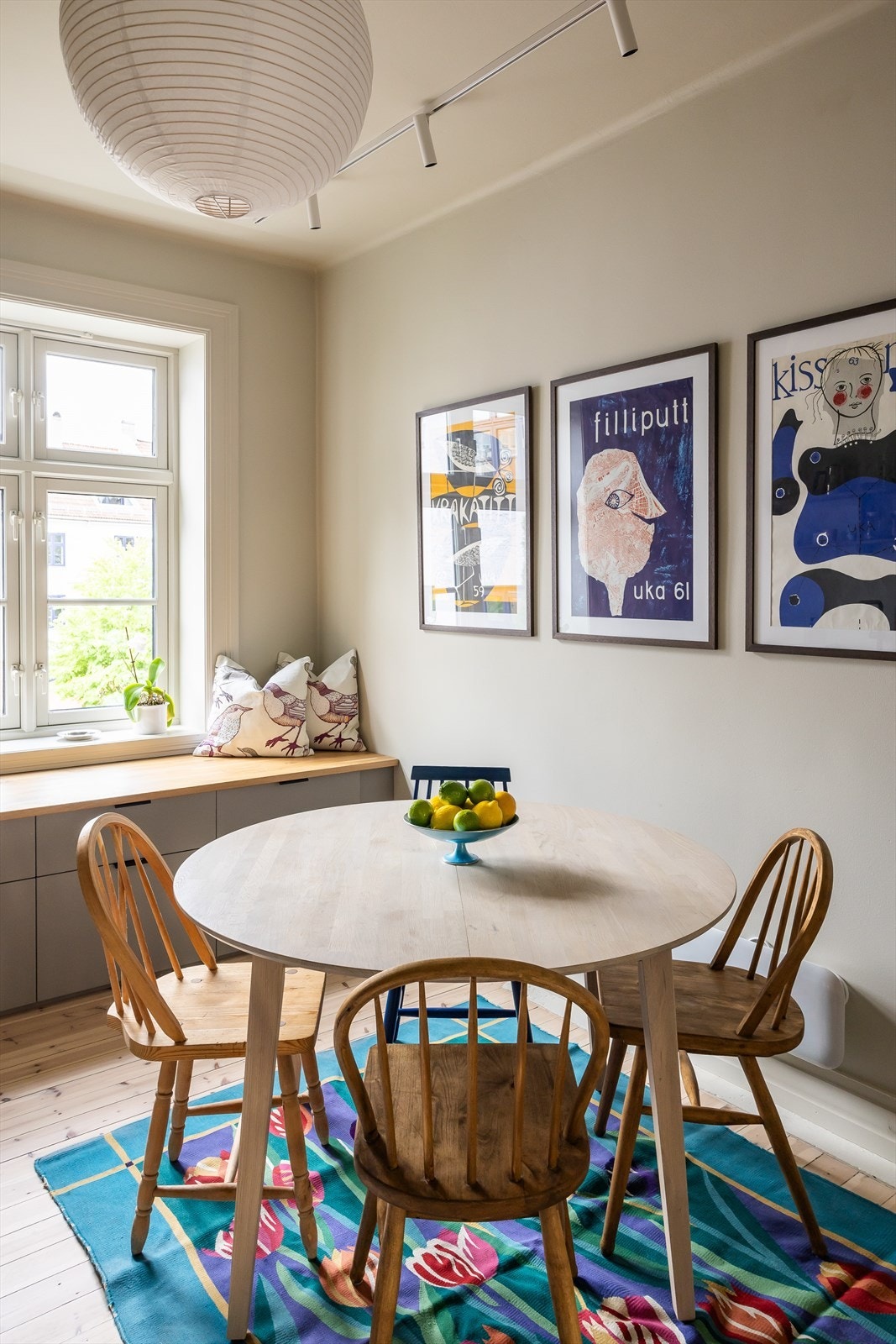 I forlengelsen av kjøkkenet er det god plass til spisebord Galleribilde