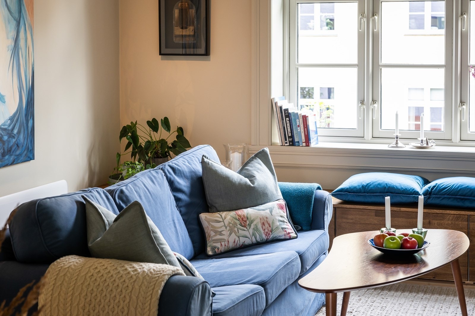 Boligen har sjarmerende tregulv og dype vindusposter Galleribilde