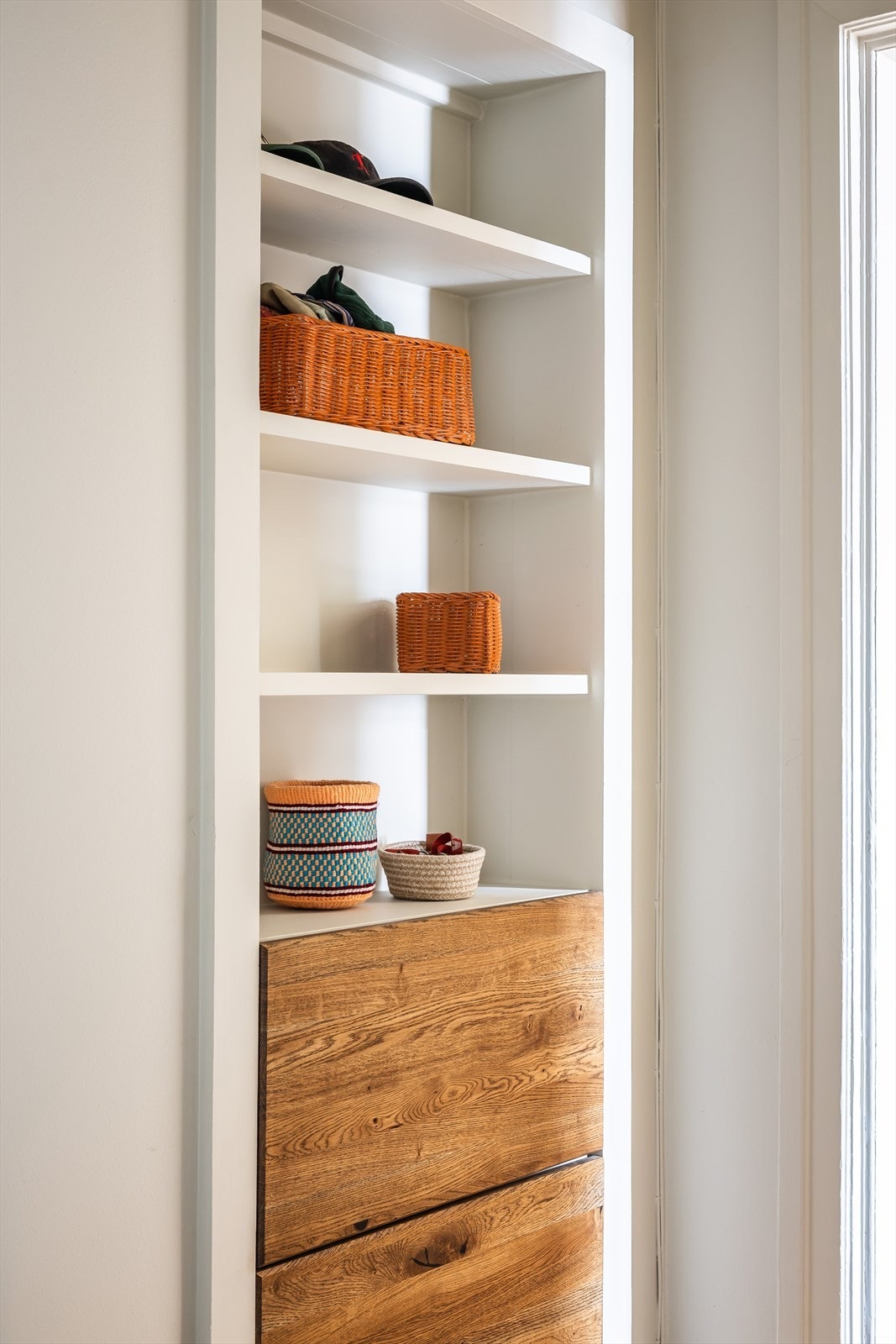 Plassbygget hylle i entréen Galleribilde