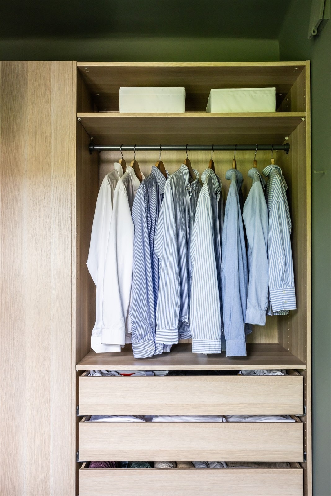 Gode oppbevaringsmuligheter i medfølgende garderobeskap Galleribilde