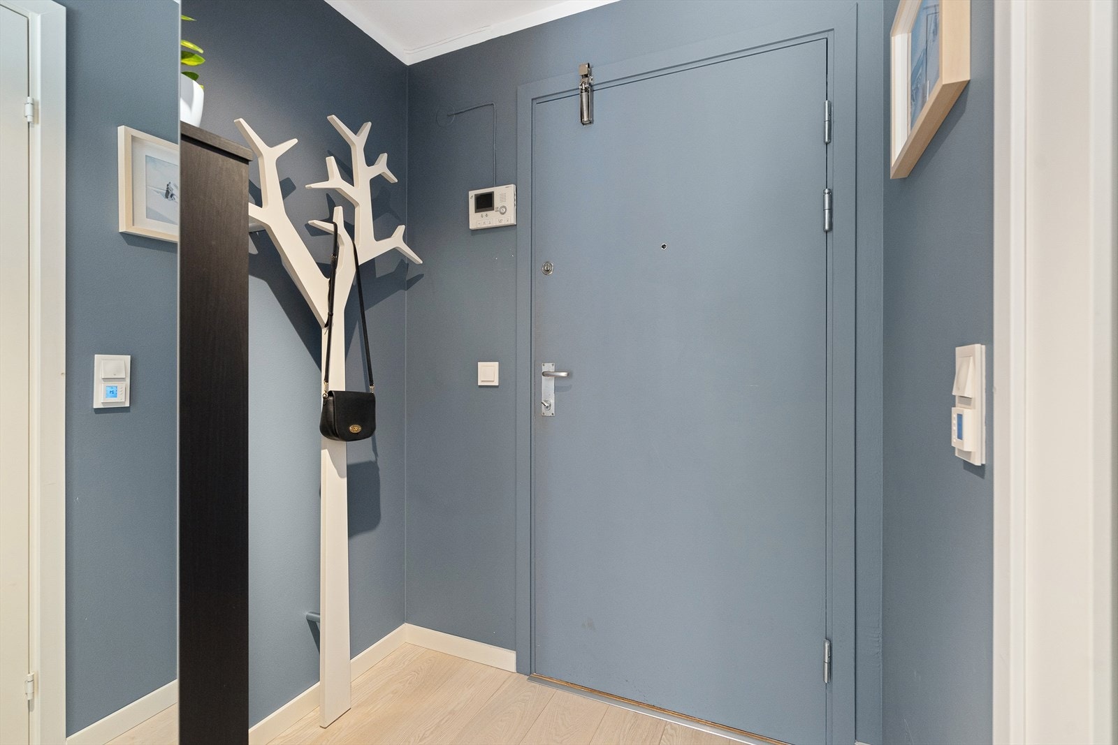 Velkommen inn! Det er garderobeskap og knagger i gangen for oppbevaring av yttertøy Galleribilde