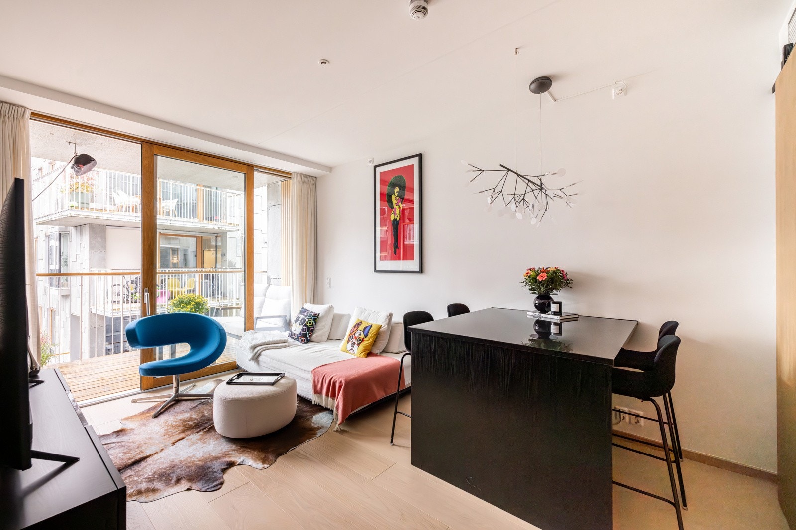 Leiligheten har en moderne og nordisk stil med 1-stavs eikeparkett, slette veggflater og god takhøyde. Eikekarmene i eik understreker bruken av kvalitetsmaterialer. Galleribilde