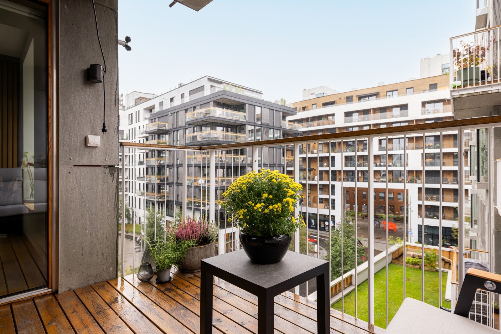 God plass til utemøbler. Med utsikt mot syd- og vestover. Her har man sol fra ca. kl. 0900-1500 på sommertid. Galleribilde
