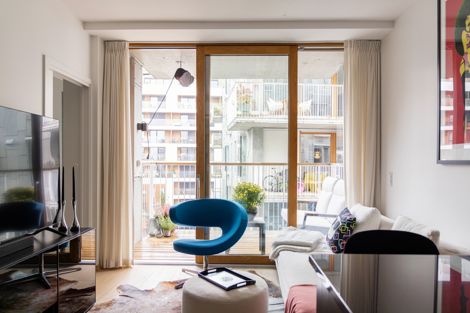 Store skyvedører i eik slipper inn rikelig med dagslys og utgangen til balkongen skaper en fin flyt mellom inne og ute. Galleribilde