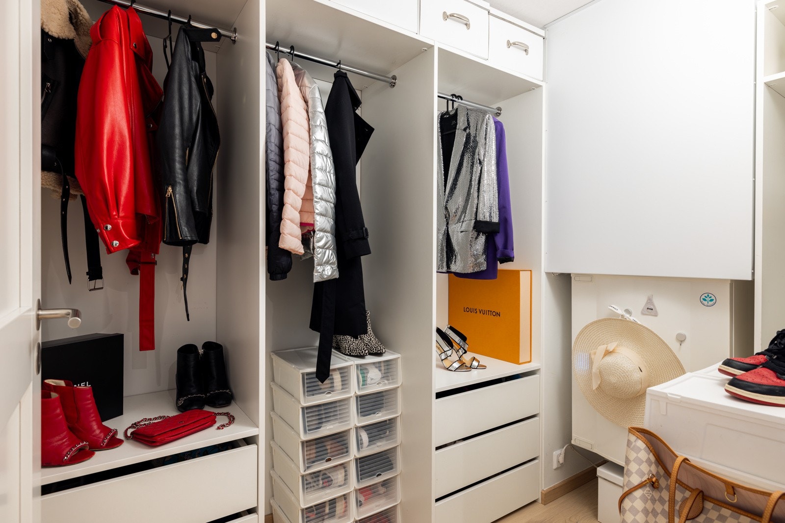 Innvendig bod i leiligheten blir i dag benyttet som walk-in-closet og ligger praktisk plassert ved entreen. Galleribilde
