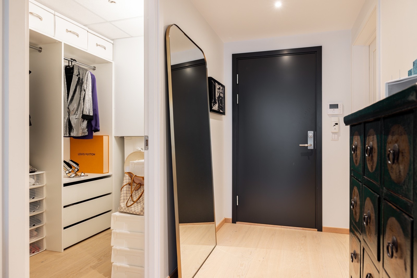Velkommen inn! Leiligheten har enkel adkomst med heis. Galleribilde