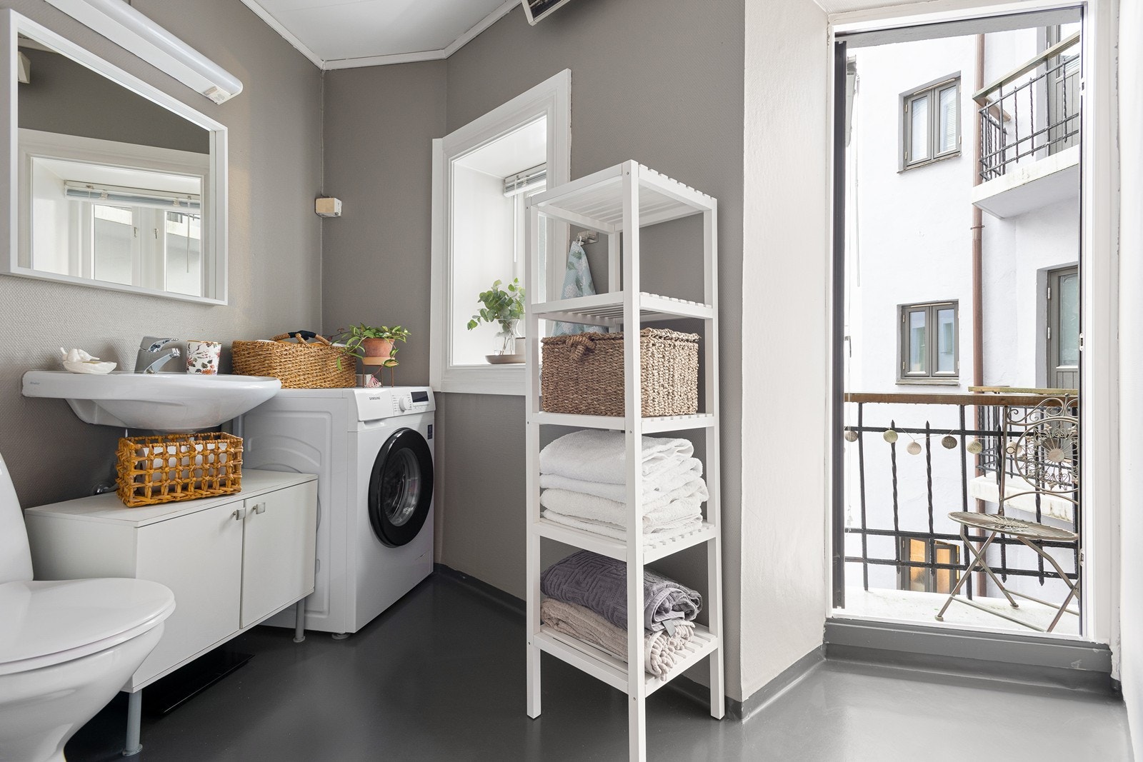 Romslig baderom med både dusj, toalett og opplegg for vaskemaskin. Galleribilde
