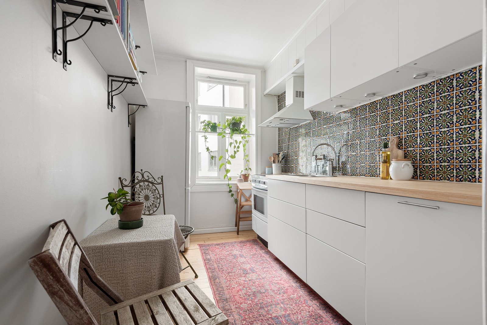 Separat kjøkken med moderne kjøkkeninnredning fra 2014 og heltre benkeplate fra 2022. Hvitevarer medfølger salget. Galleribilde
