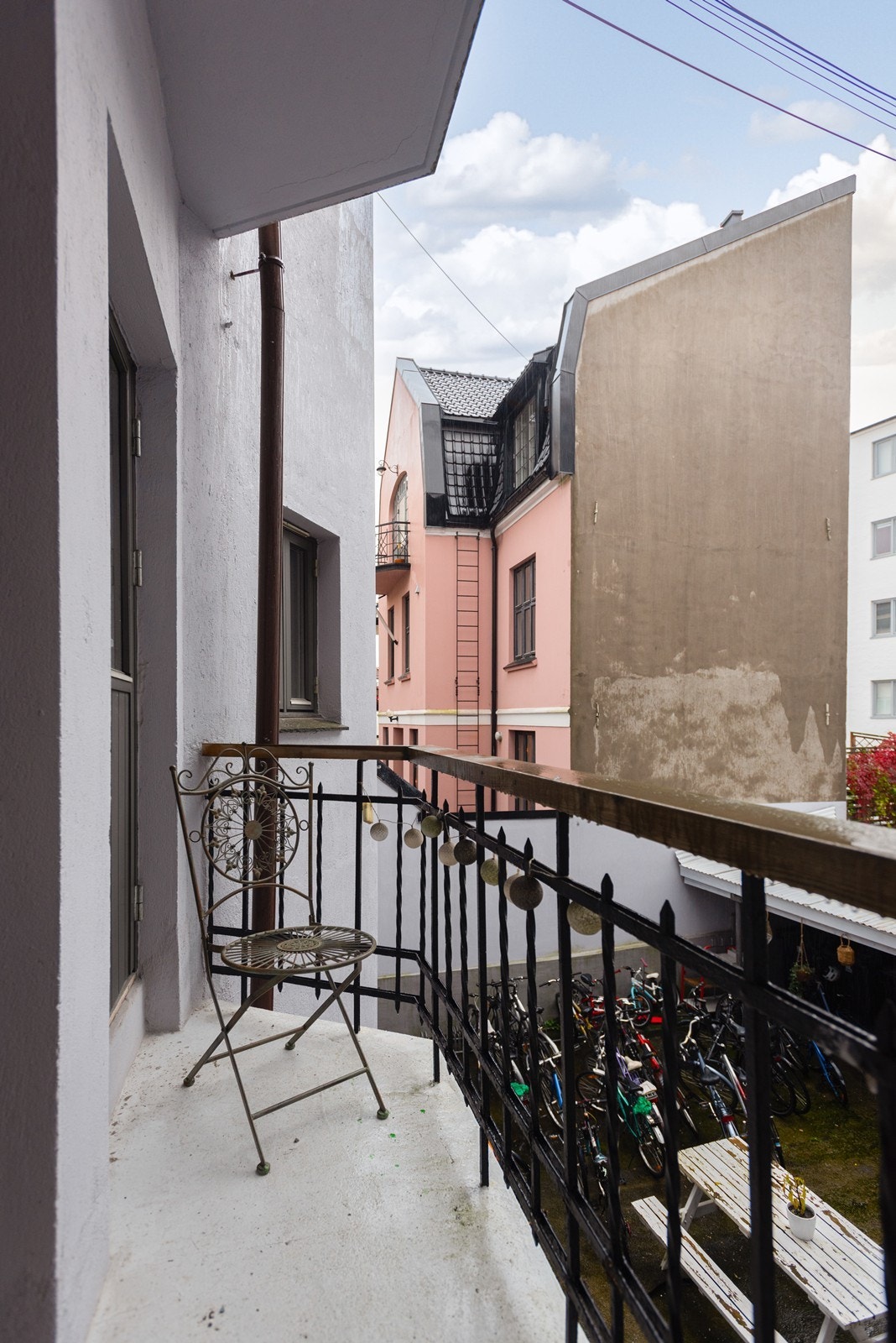 Brannbalkongen er vestvendt med utsyn over sameiets rolige balgård. Galleribilde