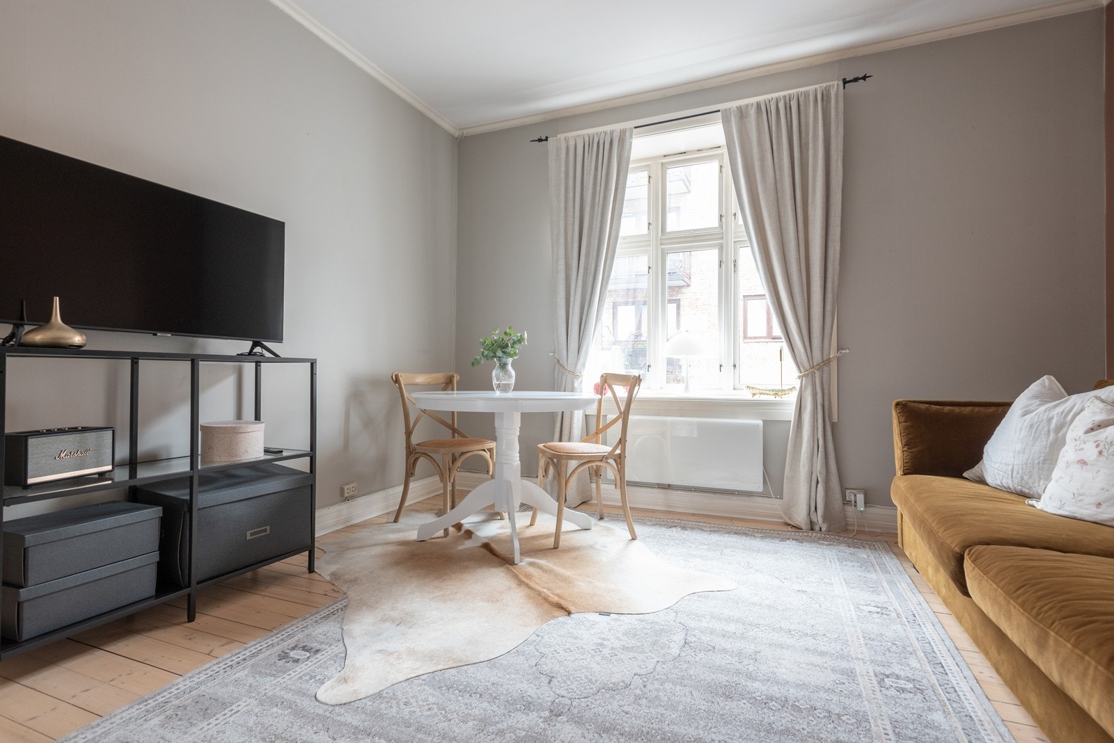 Det store vinduet slipper inn rikelig med dagslys inn i oppholdsrommet. Galleribilde