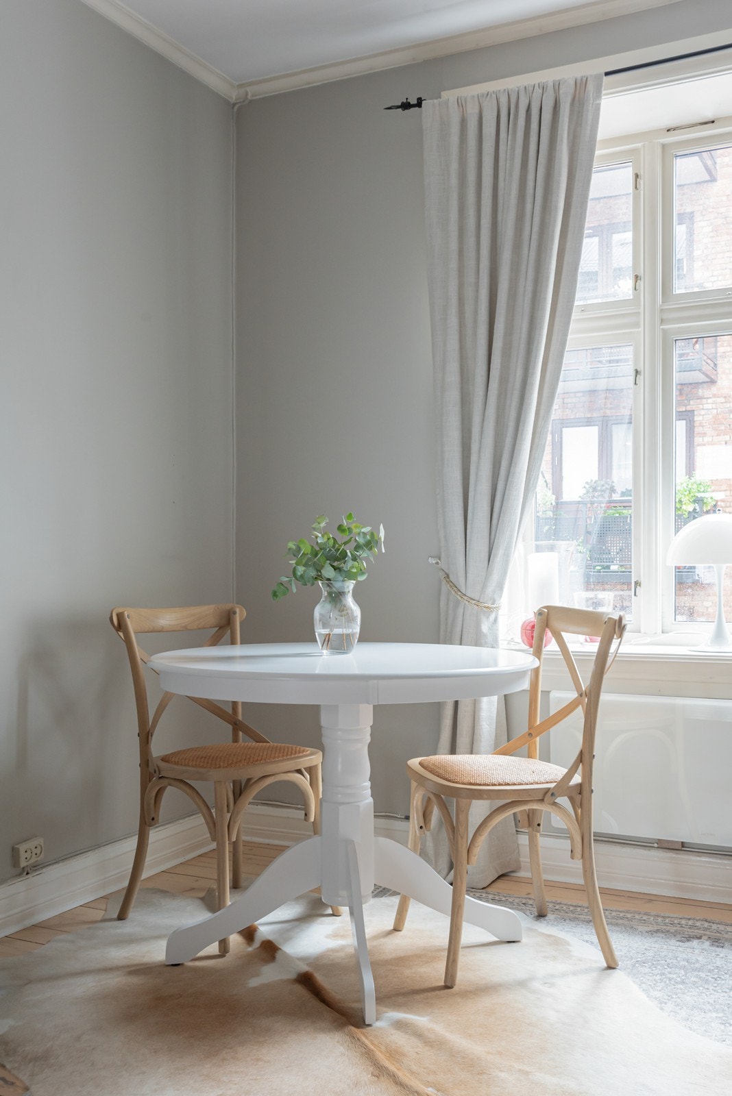 Stuen er malt i dus farge. Galleribilde
