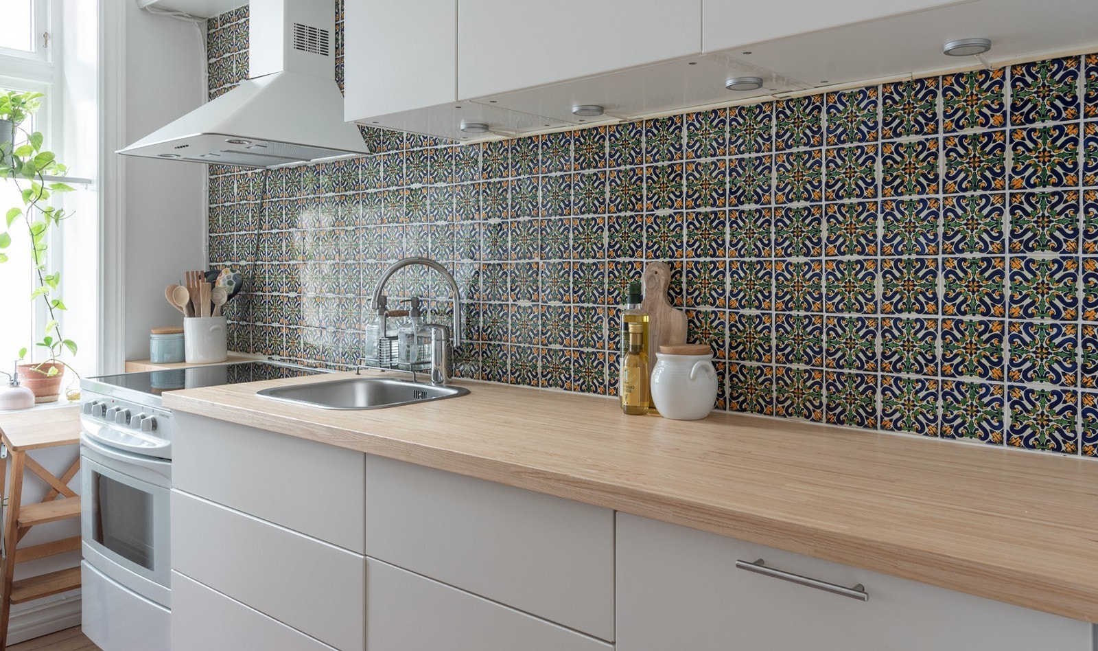 Kjøkkenet er innredet med servant, kjøleskap, komfyr, ventilator og oppvaskmaskin. Ny kjøkkenkran i 2023. Galleribilde