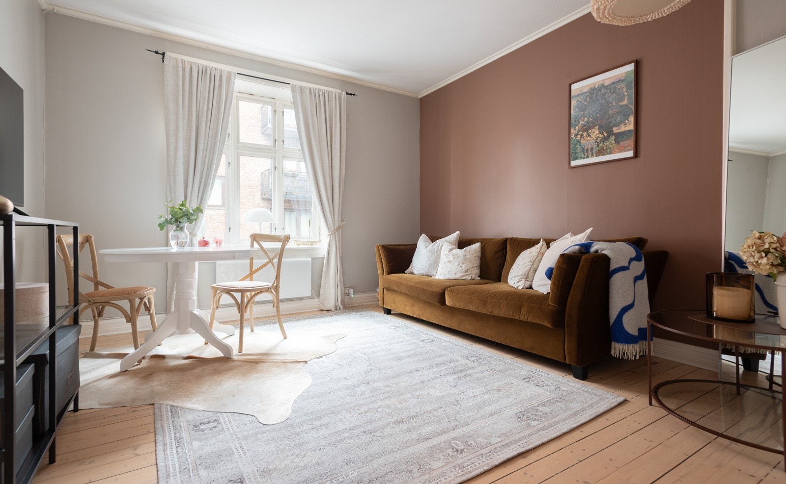 Romslig og lys stue med plass til både sofa, Tv møblement og spisestue. Galleribilde