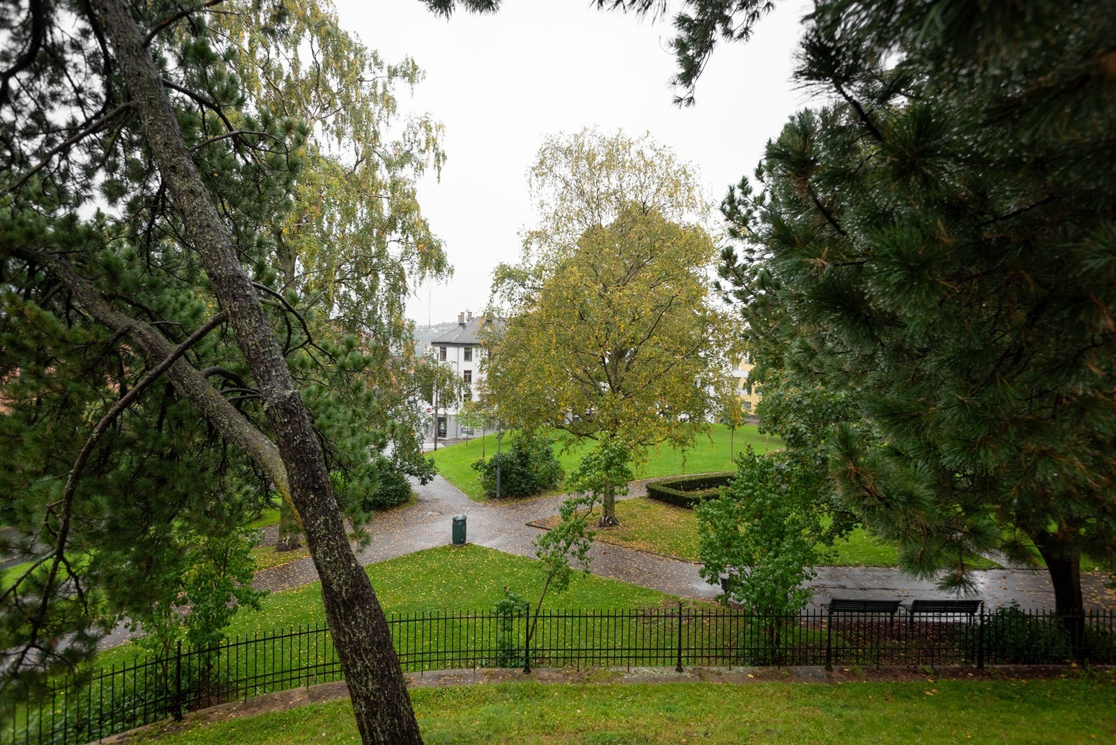 Fasaden sett fra parken. Galleribilde