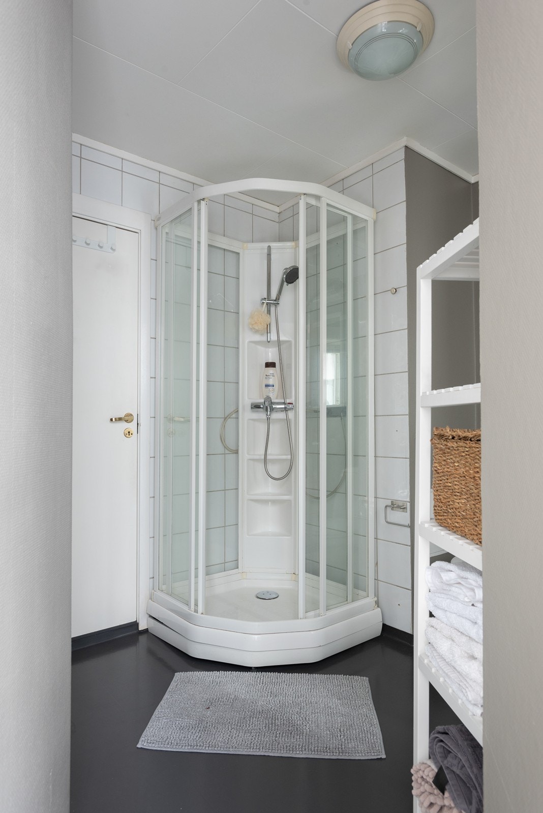 Solid dusjkabinett med praktiske hyller for oppbevaring av shampoo og såper. Varmtvann er inkludert i felleskostnadene. Galleribilde