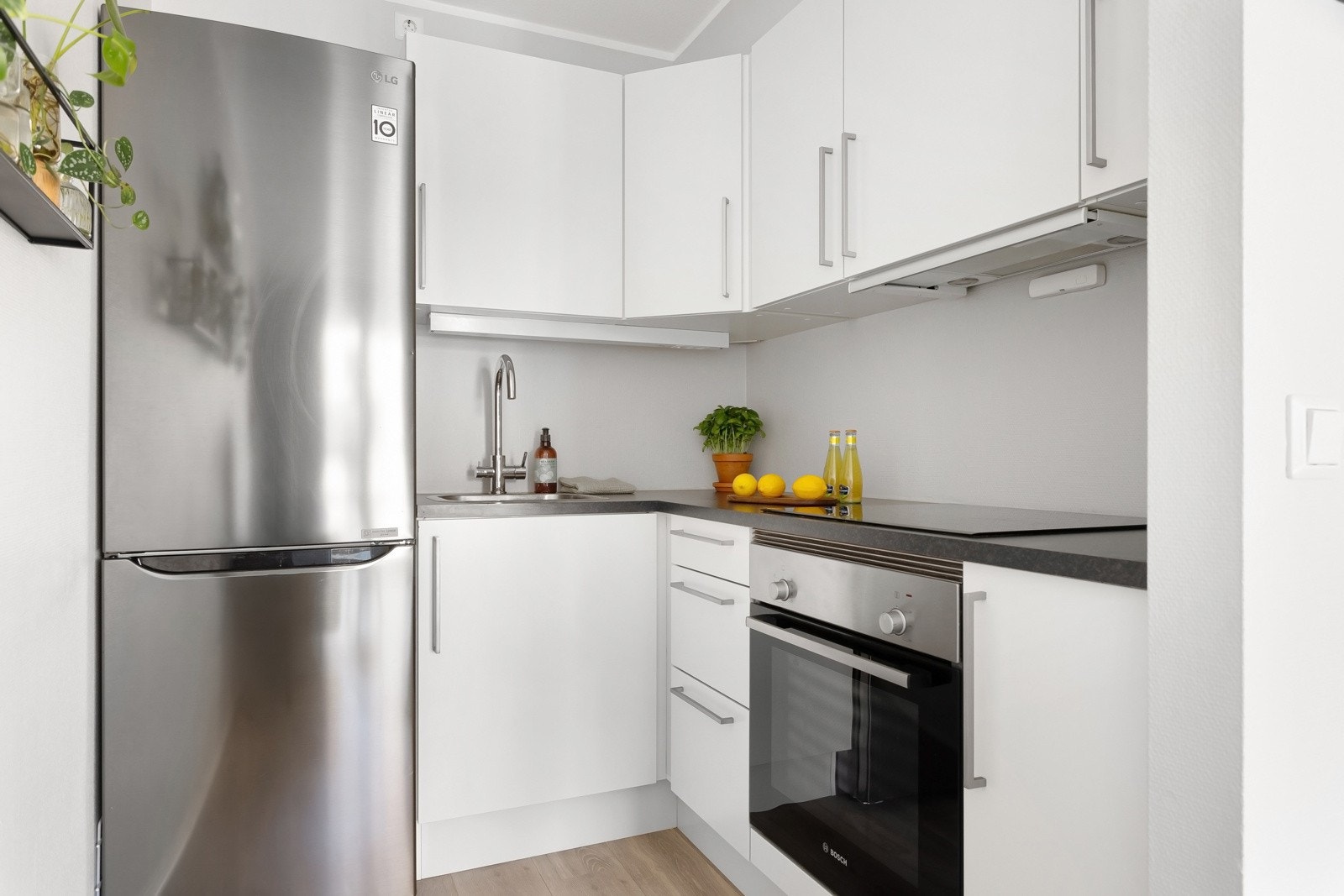 HTH kjøkkeninnredning fra 2019 med integrert stekeovn og induksjonstopp. Galleribilde