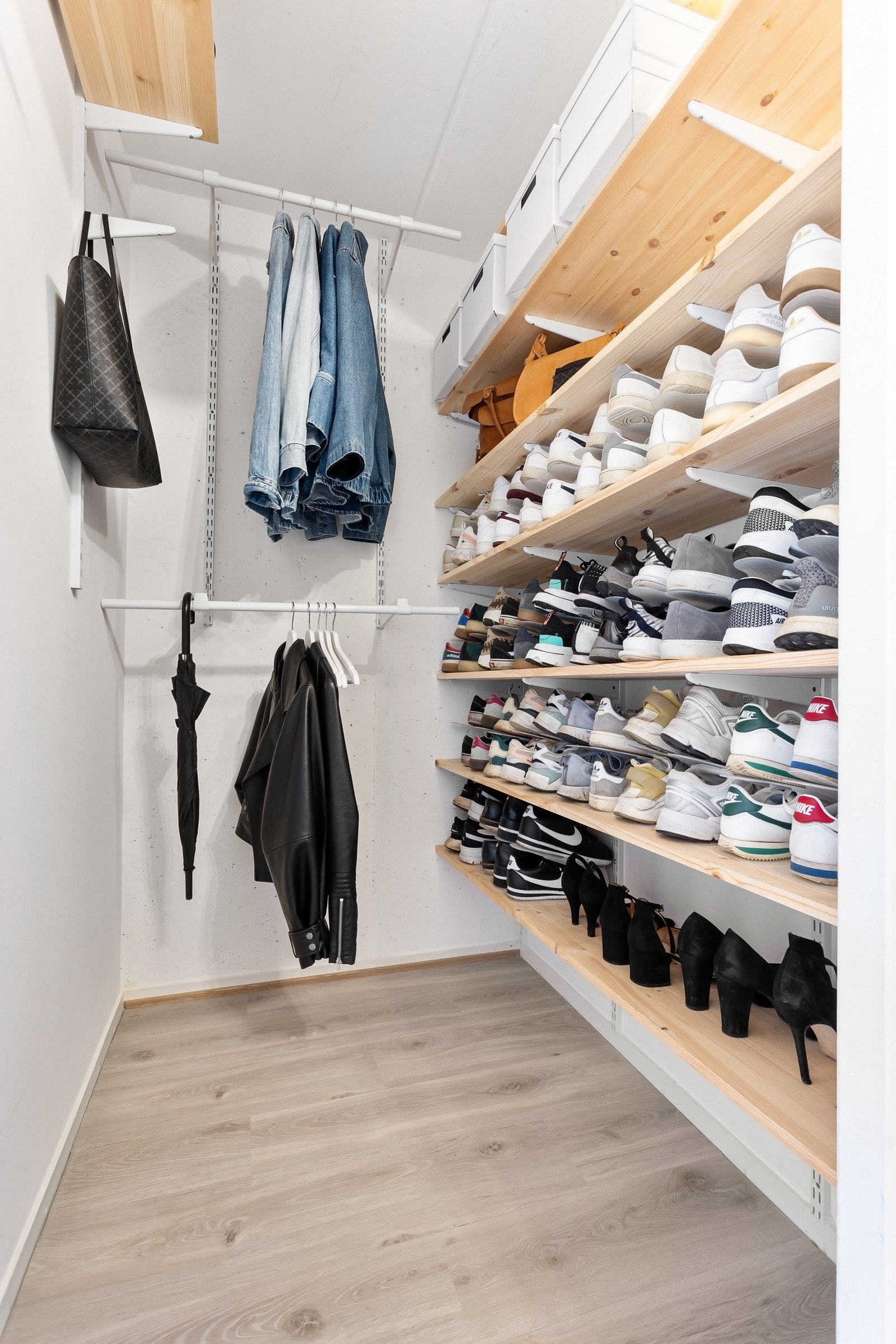 Fra entréen har du inngang til en praktisk innvendig bod. Galleribilde