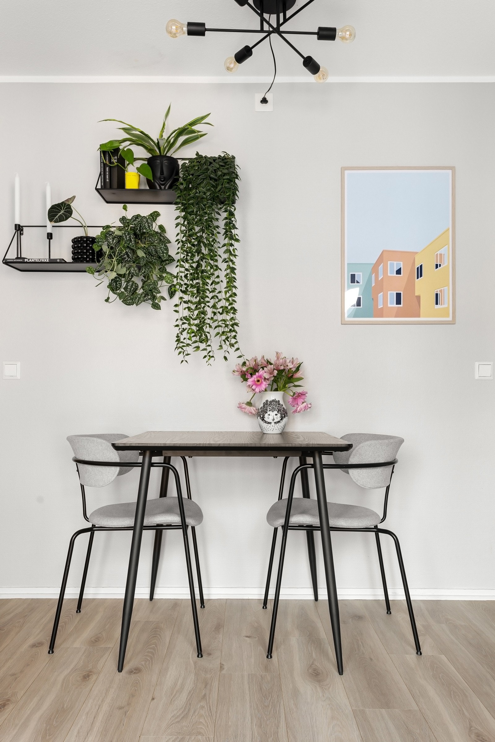 Boligen er malt i tidsriktige farger. Galleribilde