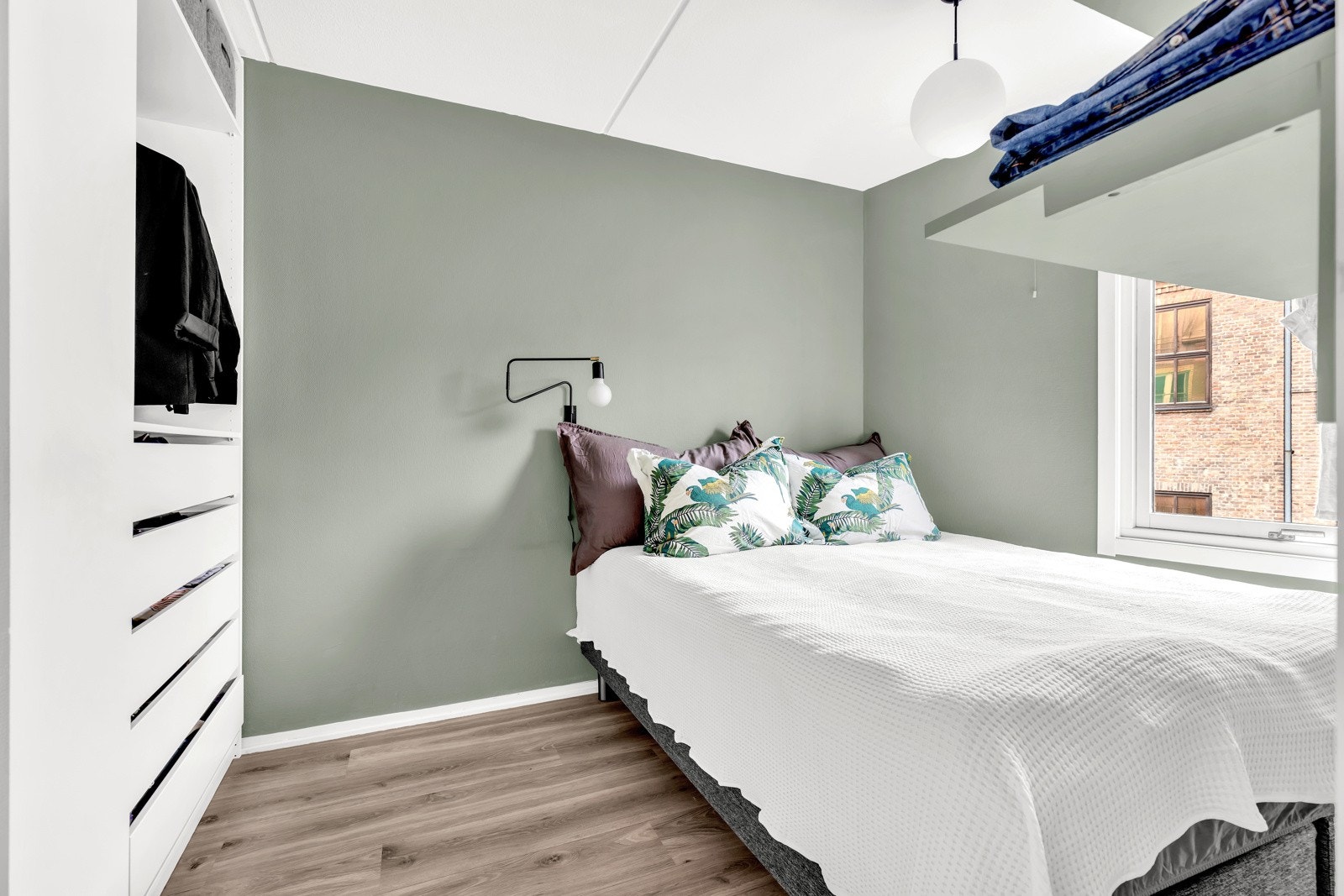 Soverom med god plass til seng, nattbord og garderobeskap. Galleribilde