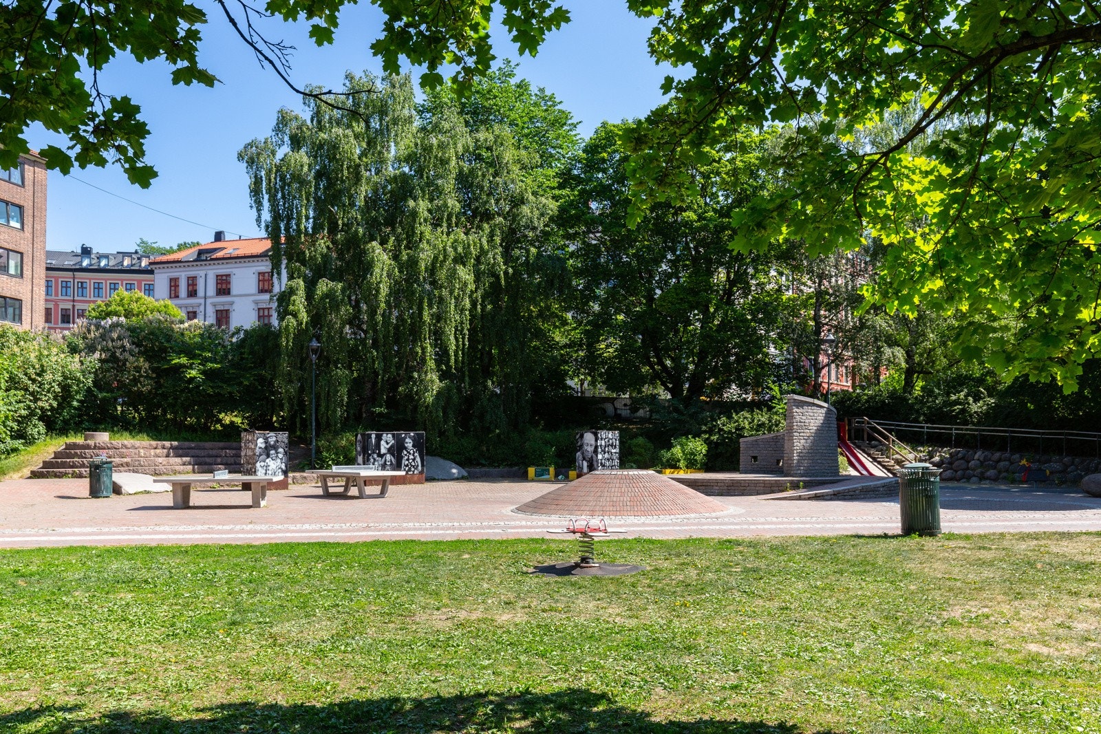Nærområdet - Like utenfor døren finner du Sommerfrydhagen, hvor du enkelt finner roen fra en hektisk hverdag. Galleribilde
