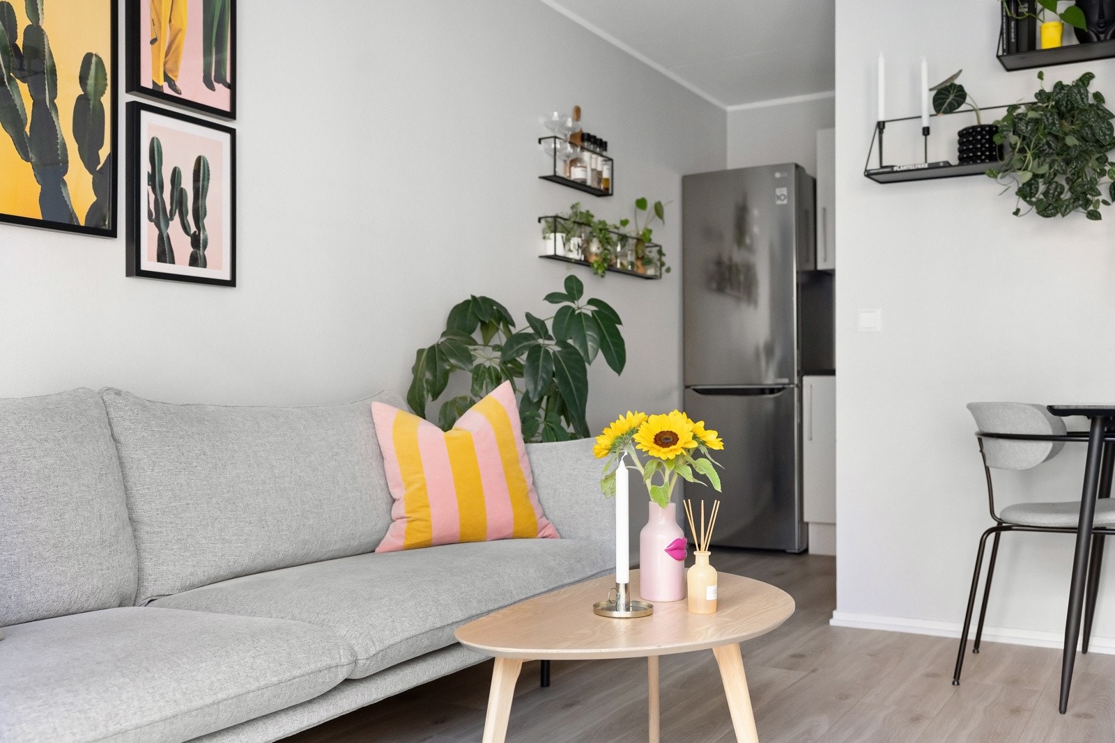 Kjøkkenet er i åpen løsning mot stuen, som legger godt til rette for hyggelige sosiale sammenkomster. Galleribilde