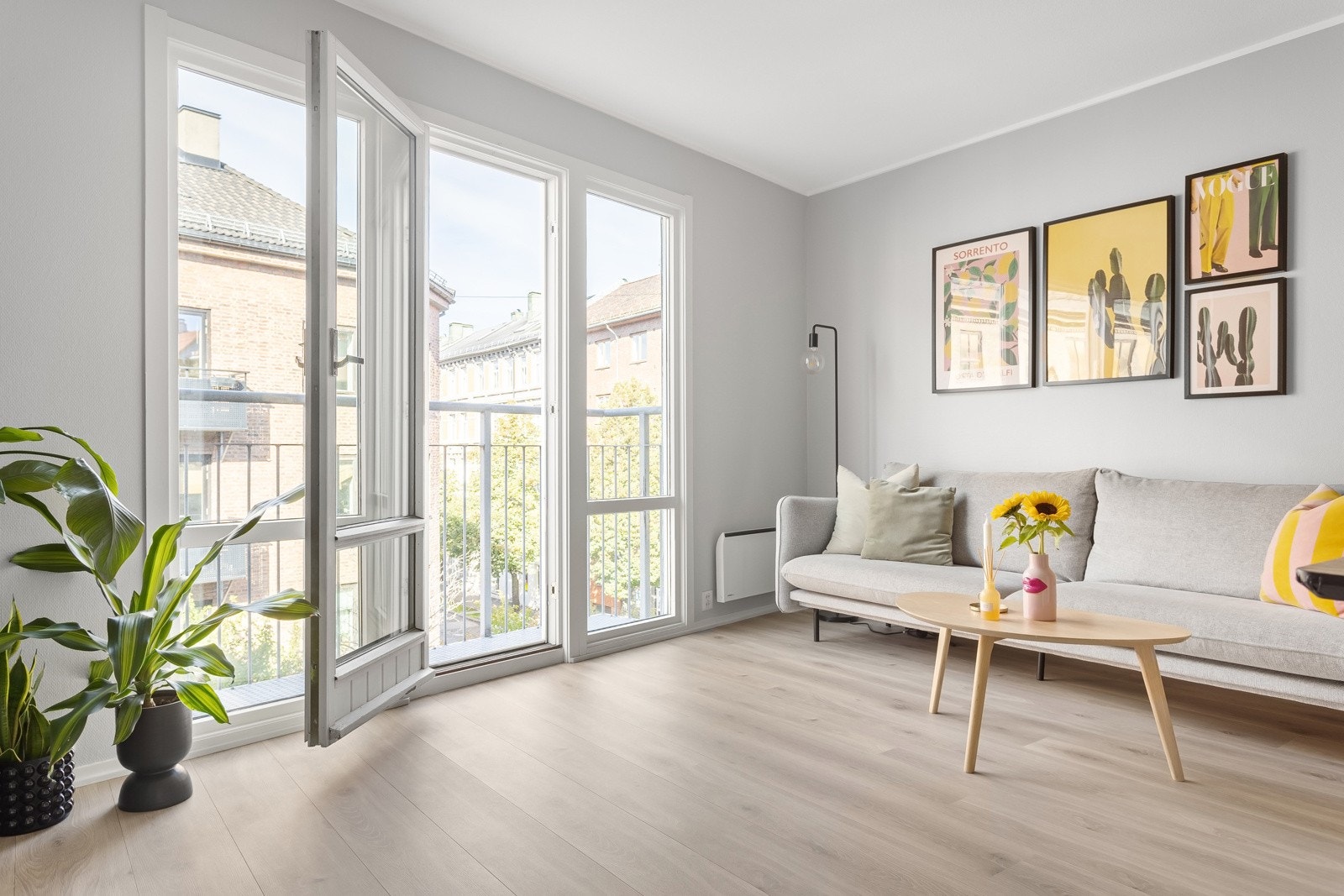 Lys og innbydende stue med store vindusflater som sørger for rikelig med naturlig dagslys. Galleribilde