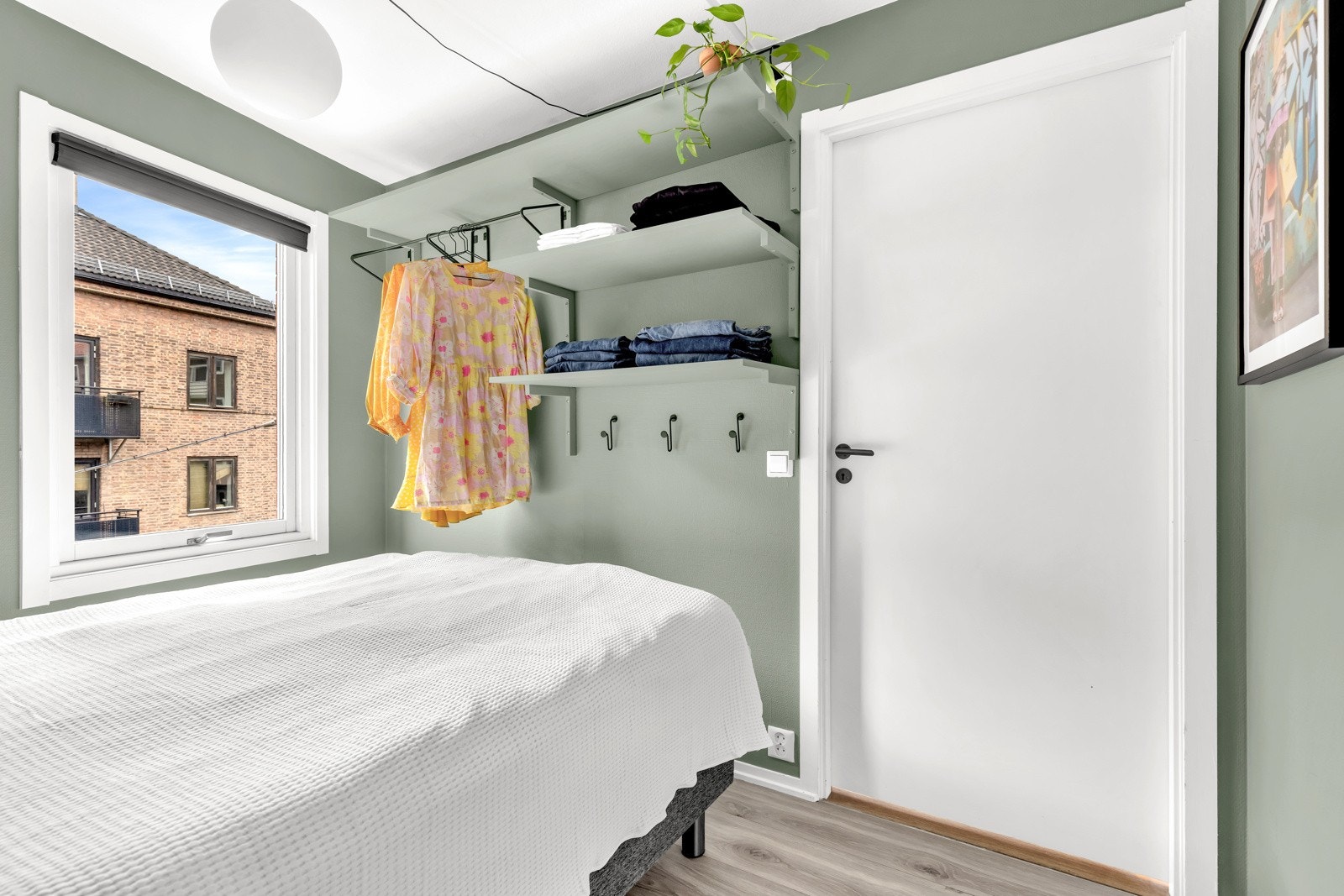 Selger har funnet smarte løsninger for maksimal utnyttelse av garderobeplass. Galleribilde