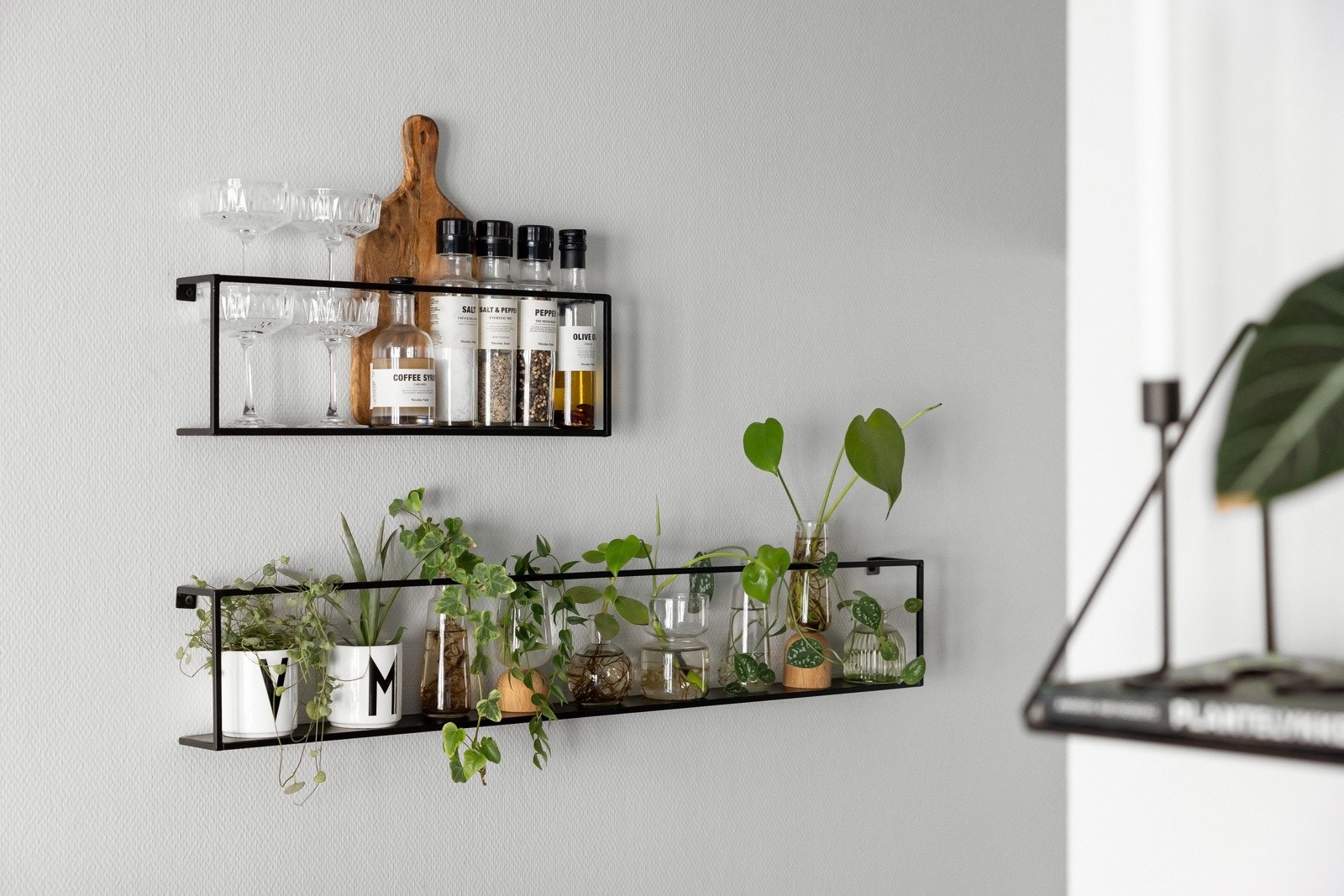 Praktiske hyller på kjøkkenet. Galleribilde