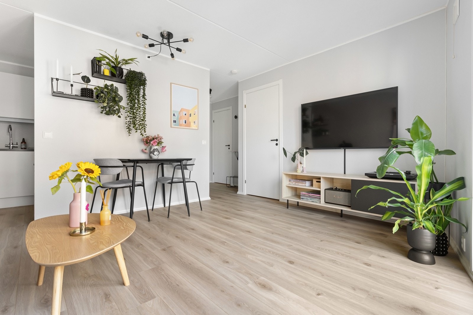 Leiligheten har svært god planløsning, som blant annet gir muligheter for både sofa og spisebord i stuen. Galleribilde