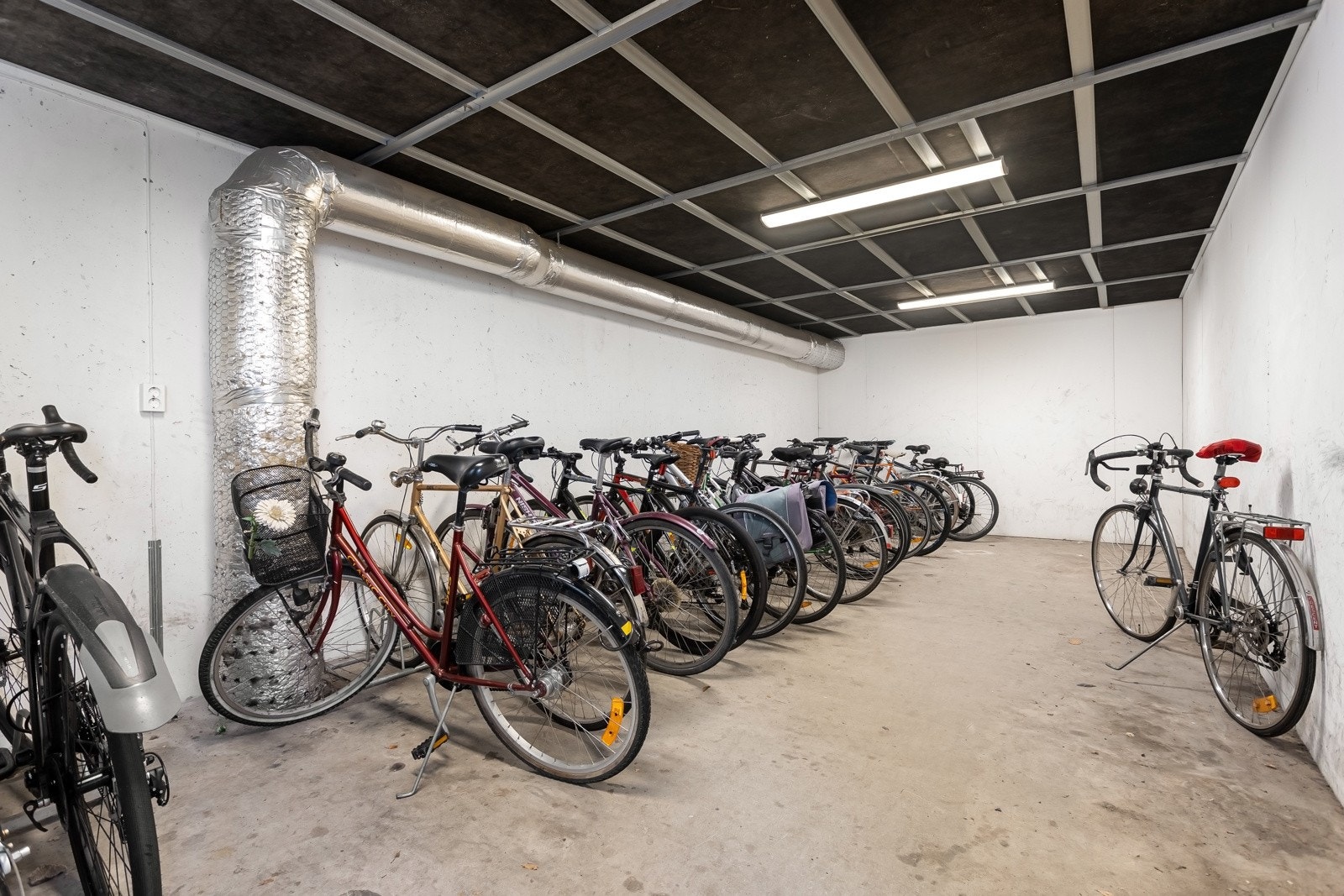 Avlåst sykkelrom like ved inngangsdøren til bygget. Denne er planlagt oppusset i 2024/ 25. Galleribilde