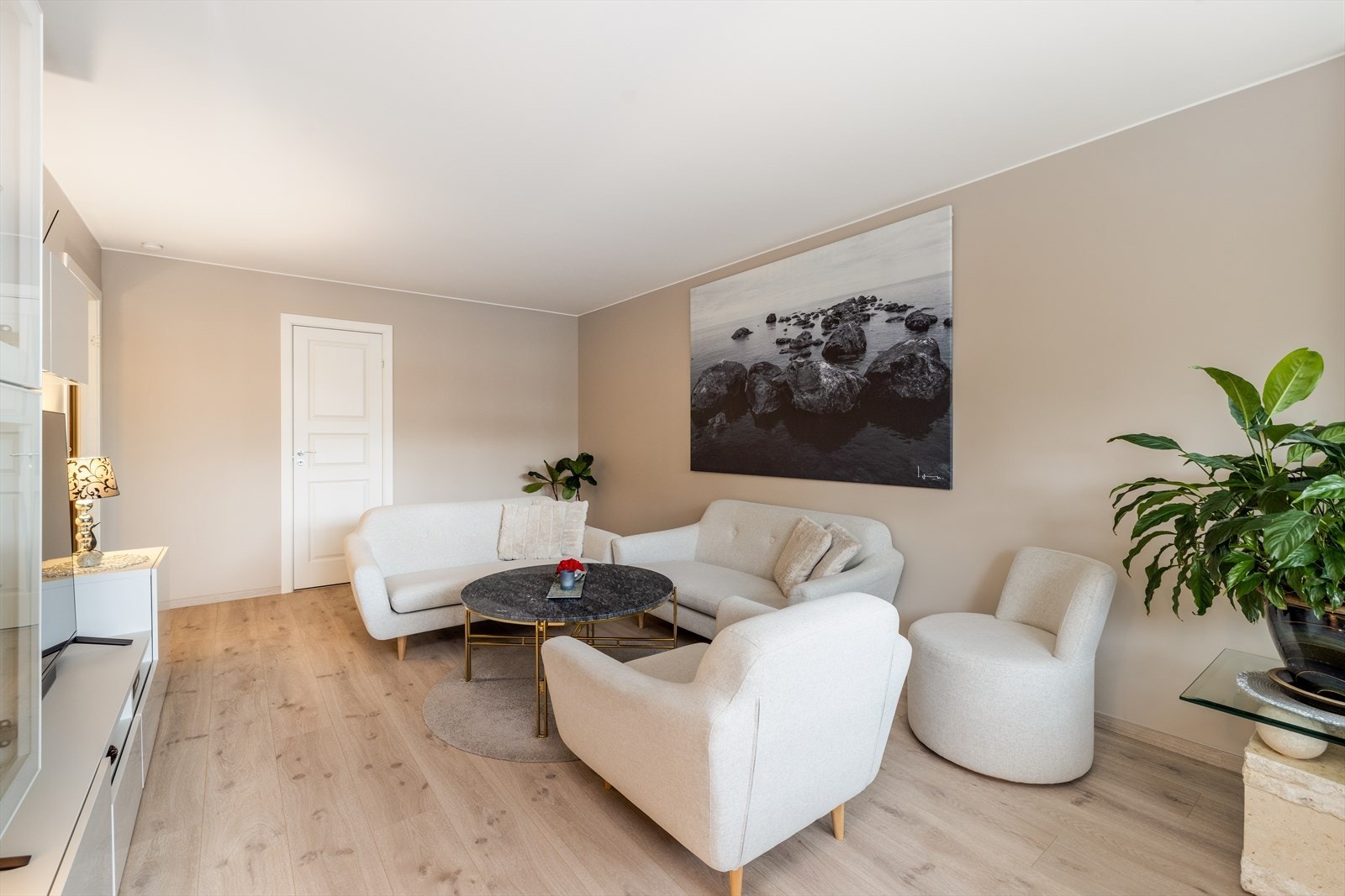 Lys og pen stue med plass til sofagruppe. Galleribilde