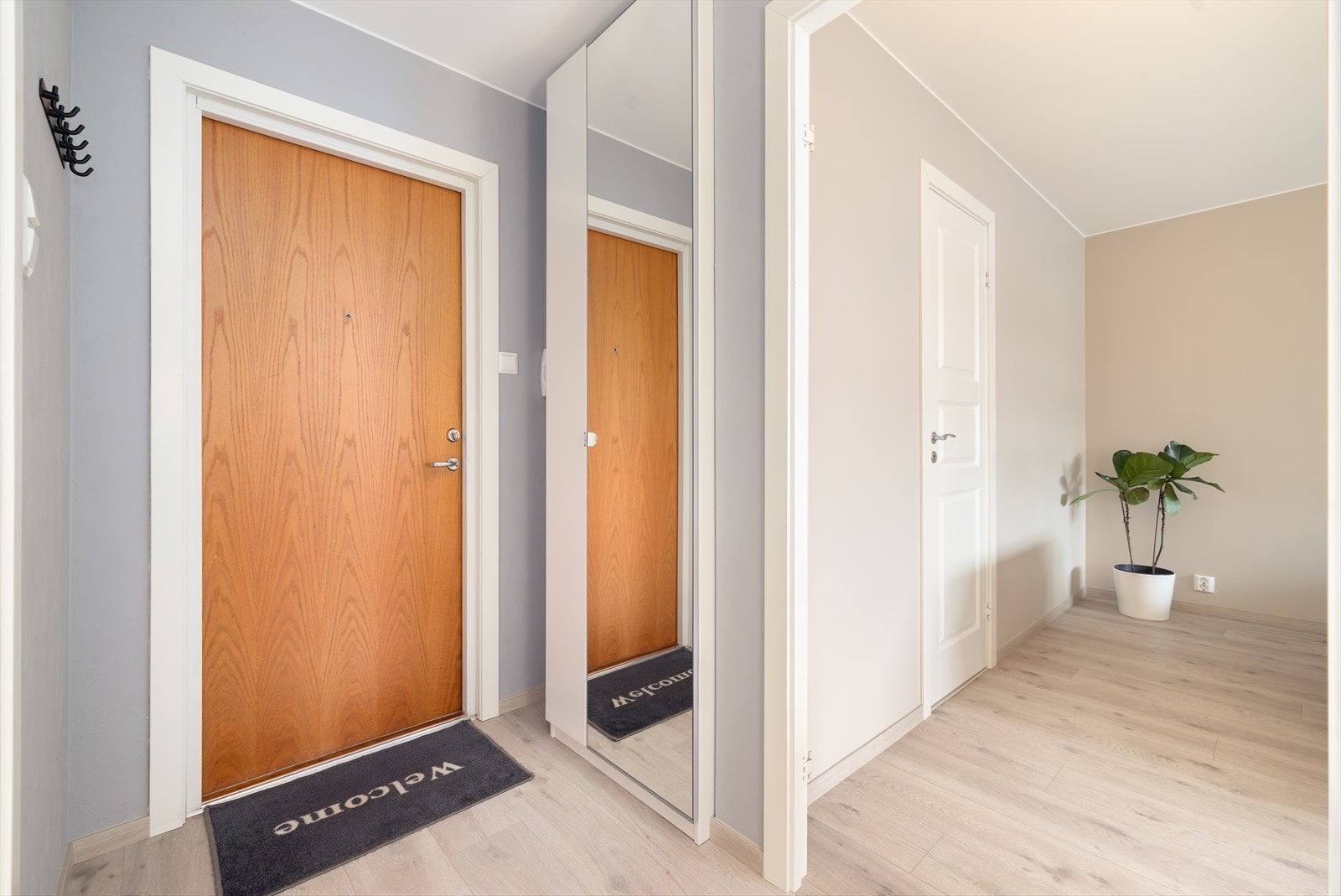 I entré er det garderobeskap med speildør. Galleribilde
