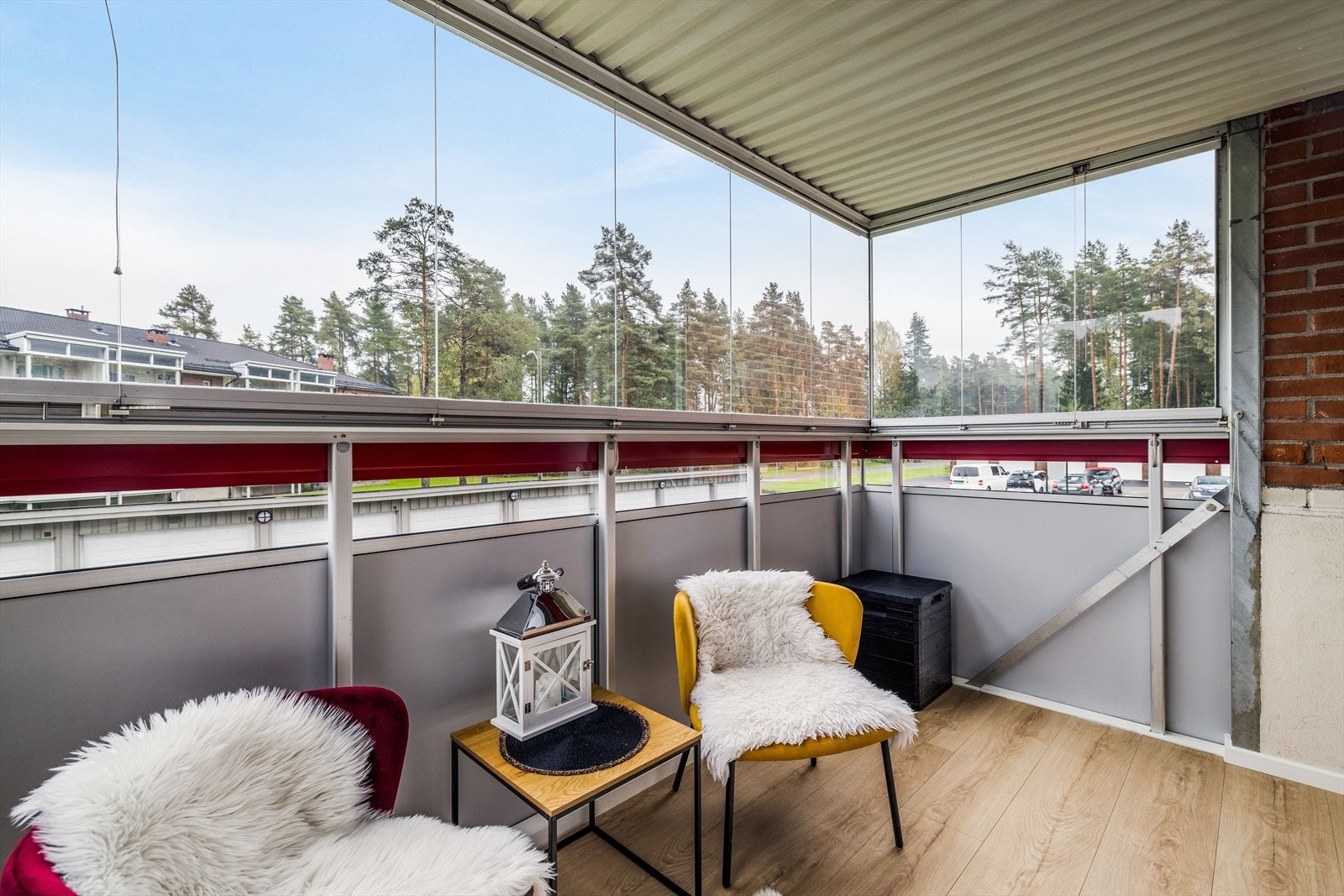 Den innglassede balkongen ligger mot nordøst og er 7 kvm stor. Det er pen laminat på gulv og rekkverk i metall og glass. Fra balkongen er det fint utsyn ut over nærområde. Galleribilde