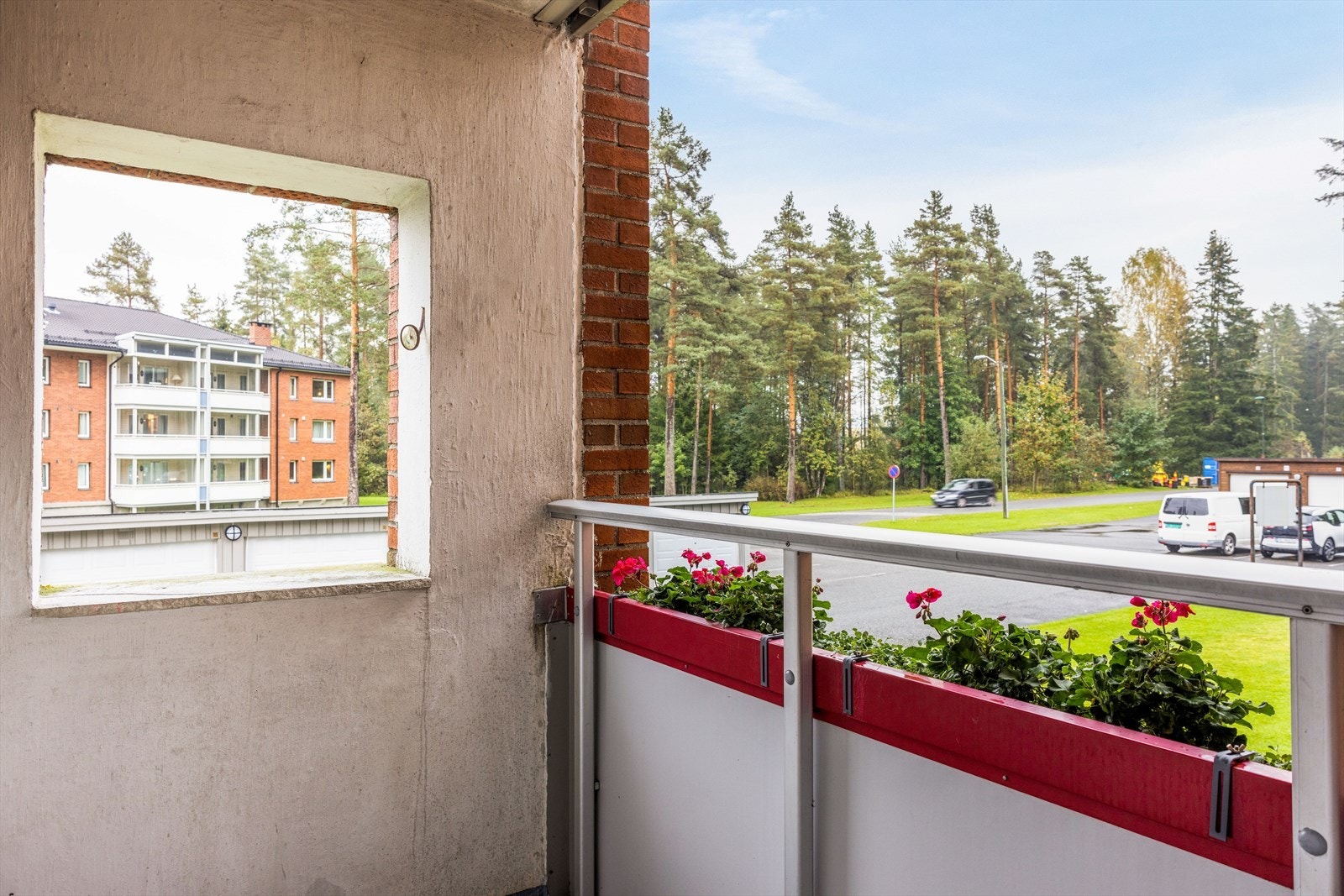 Fra soverommet er det utgang til balkong på 3 kvm beliggende mot sørøst. Galleribilde