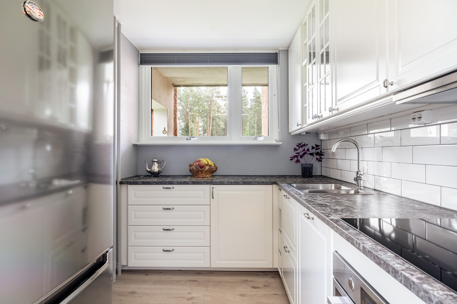 Her er det ventilator med kullfilter og integrerte hvitevarer som oppvaskmaskin, platetopp og komfyr. Galleribilde
