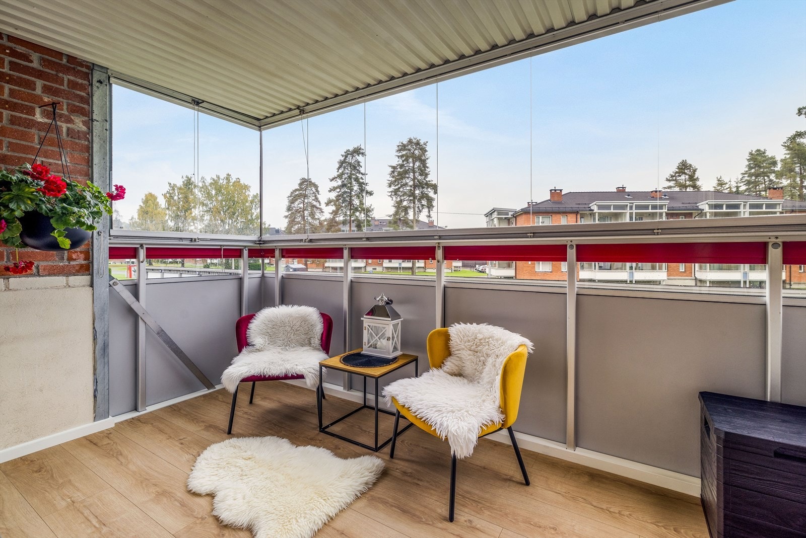 Boligen har både innglasset balkong med utgang fra stue og balkong med utgang fra soverom. Galleribilde
